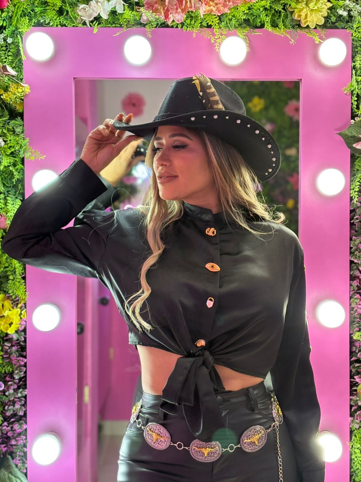 Blusa de satin negra botones dorados