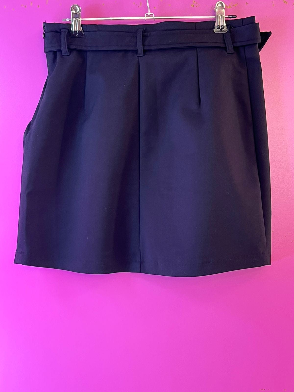 Falda negra con estrellas de pedrería plateada