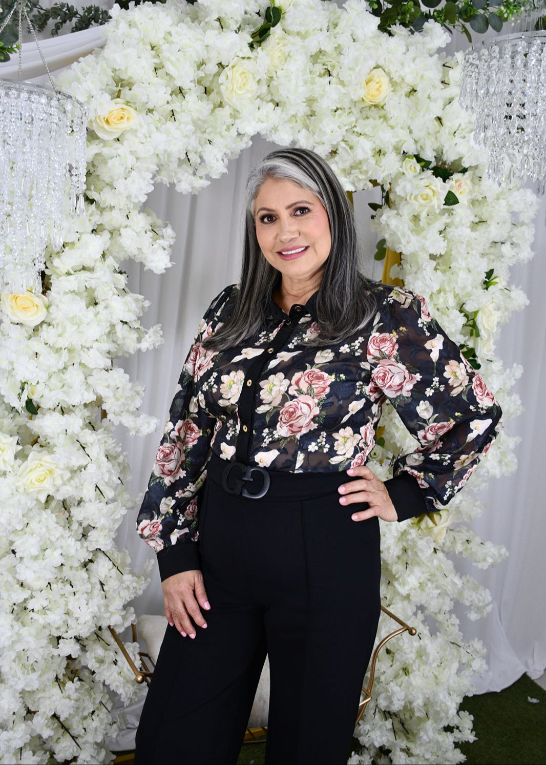 Camisa con Flores y Destellos Dorados y Pantalon Negro de Vestir