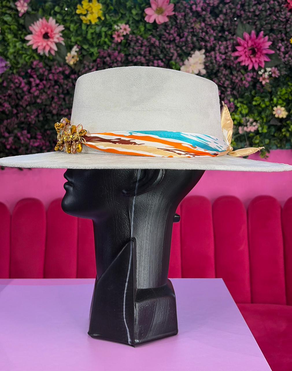 Sombrero color hueso con pañoleta de colores