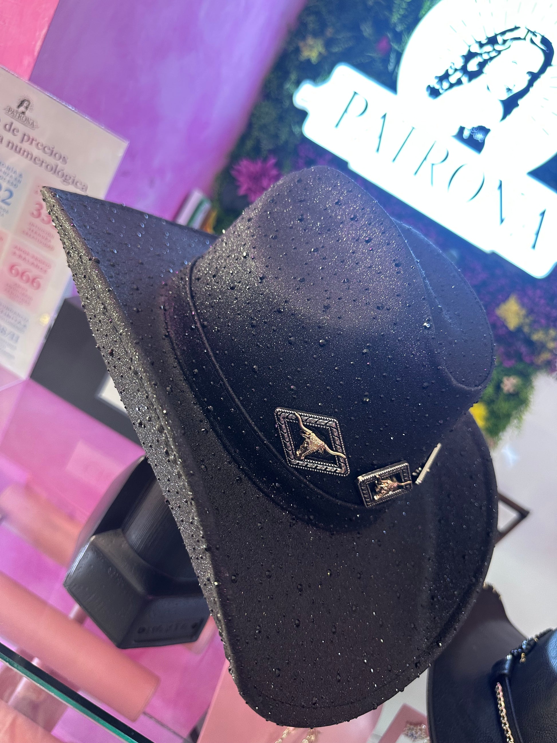Sombrero negro con pedrería