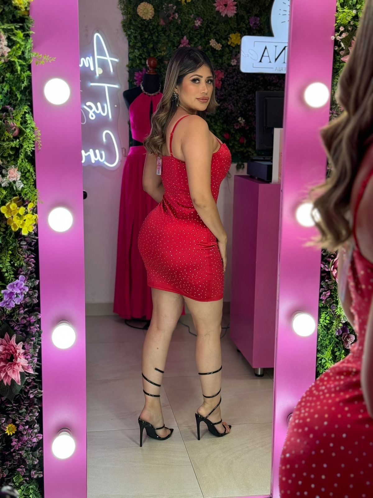 Vestido satinado rojo con brillos