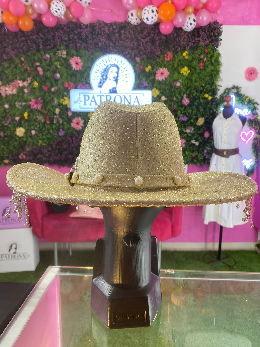 Sombrero dorado de corazón