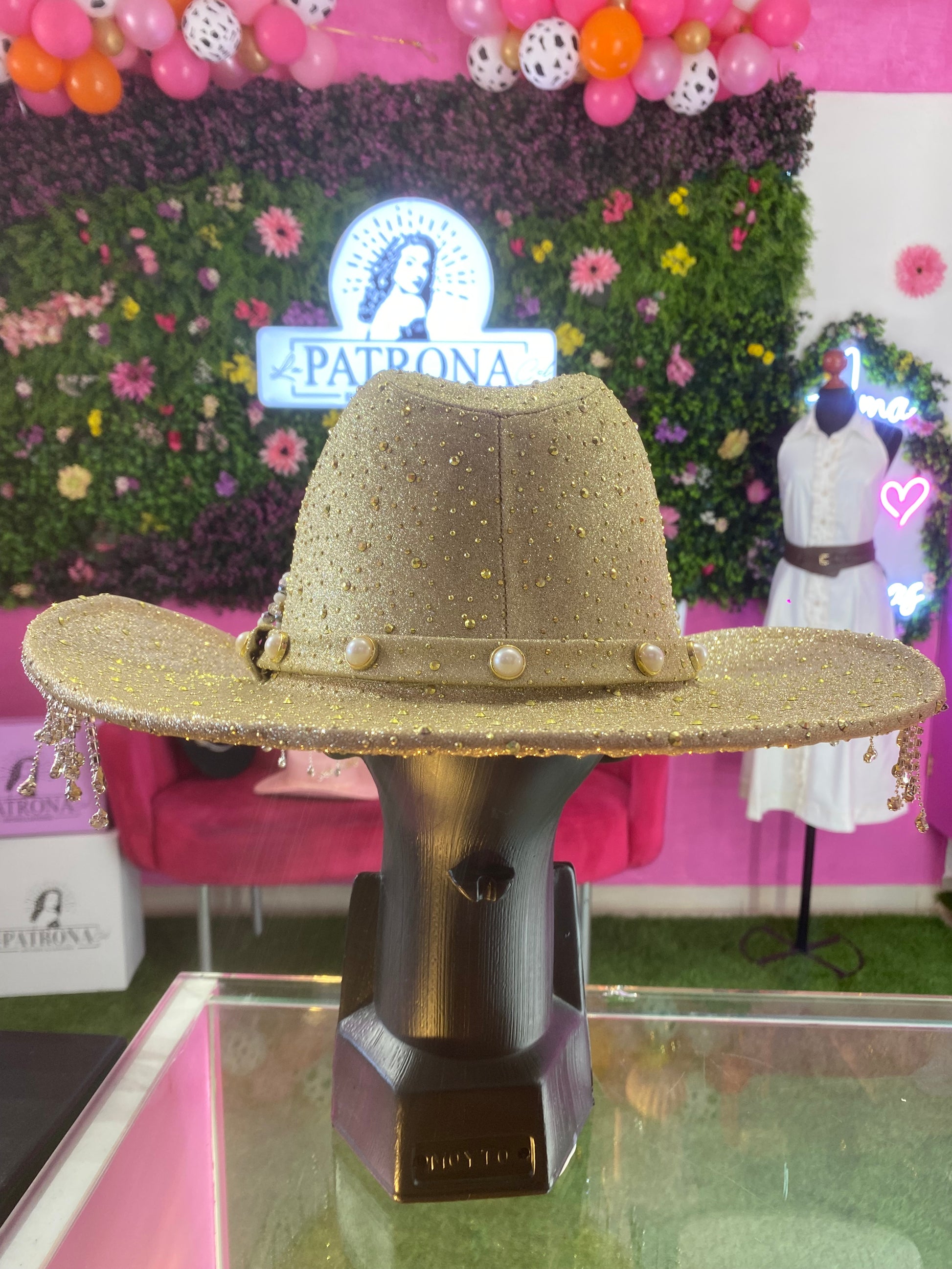 Sombrero dorado de corazón
