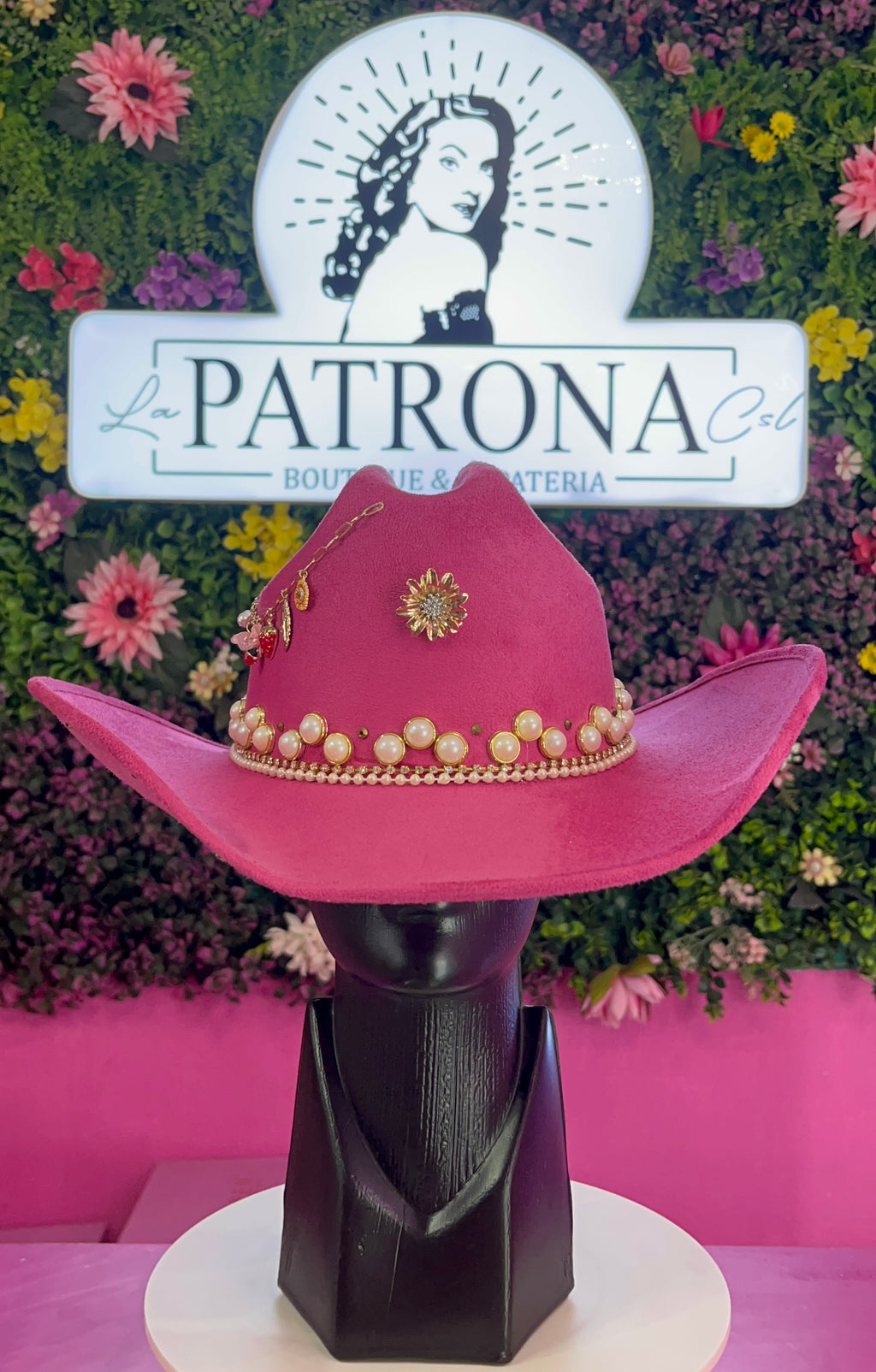 Sombrero rosa fucsia decorado