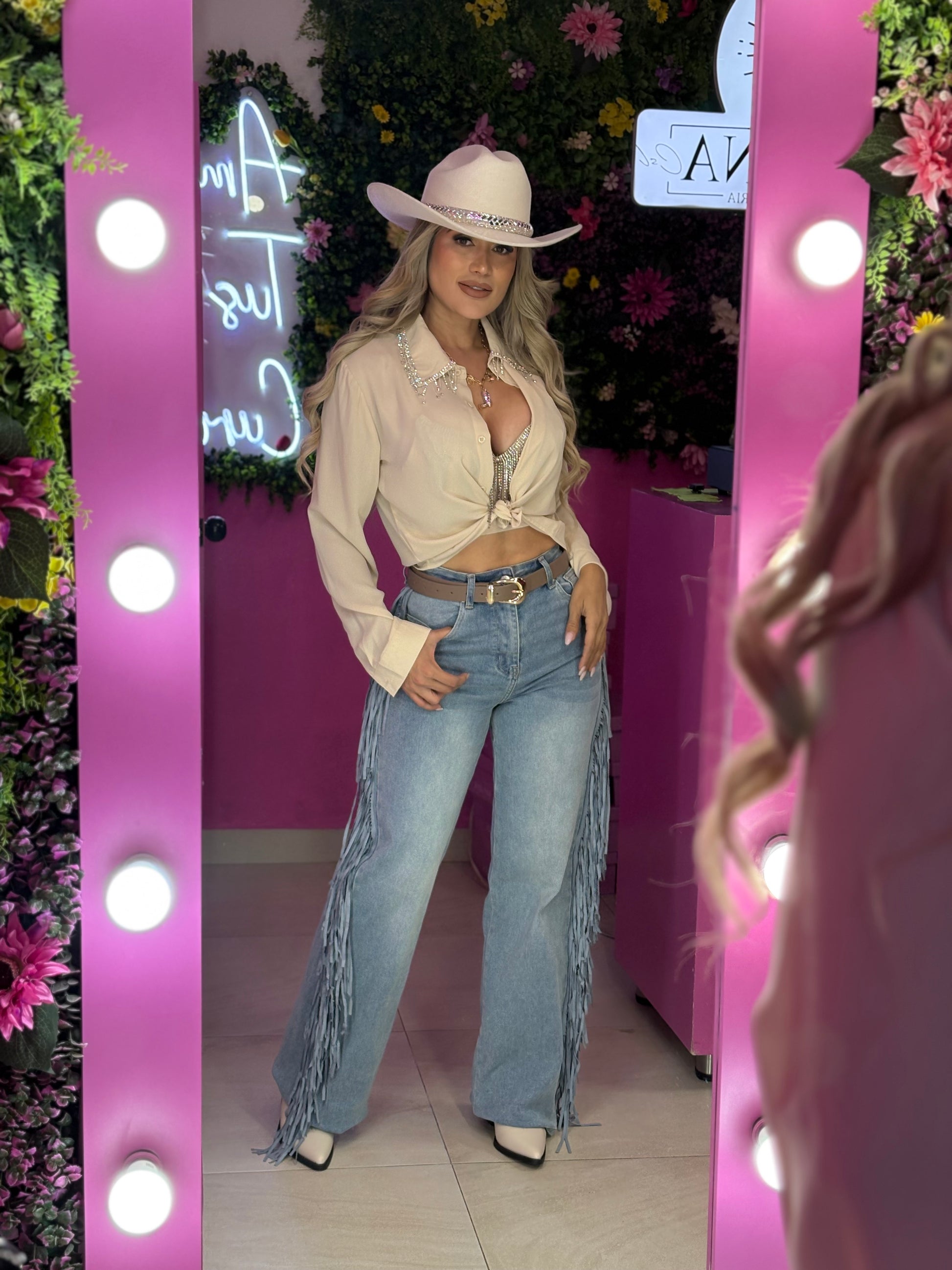 Camisa beige con apliques plateados