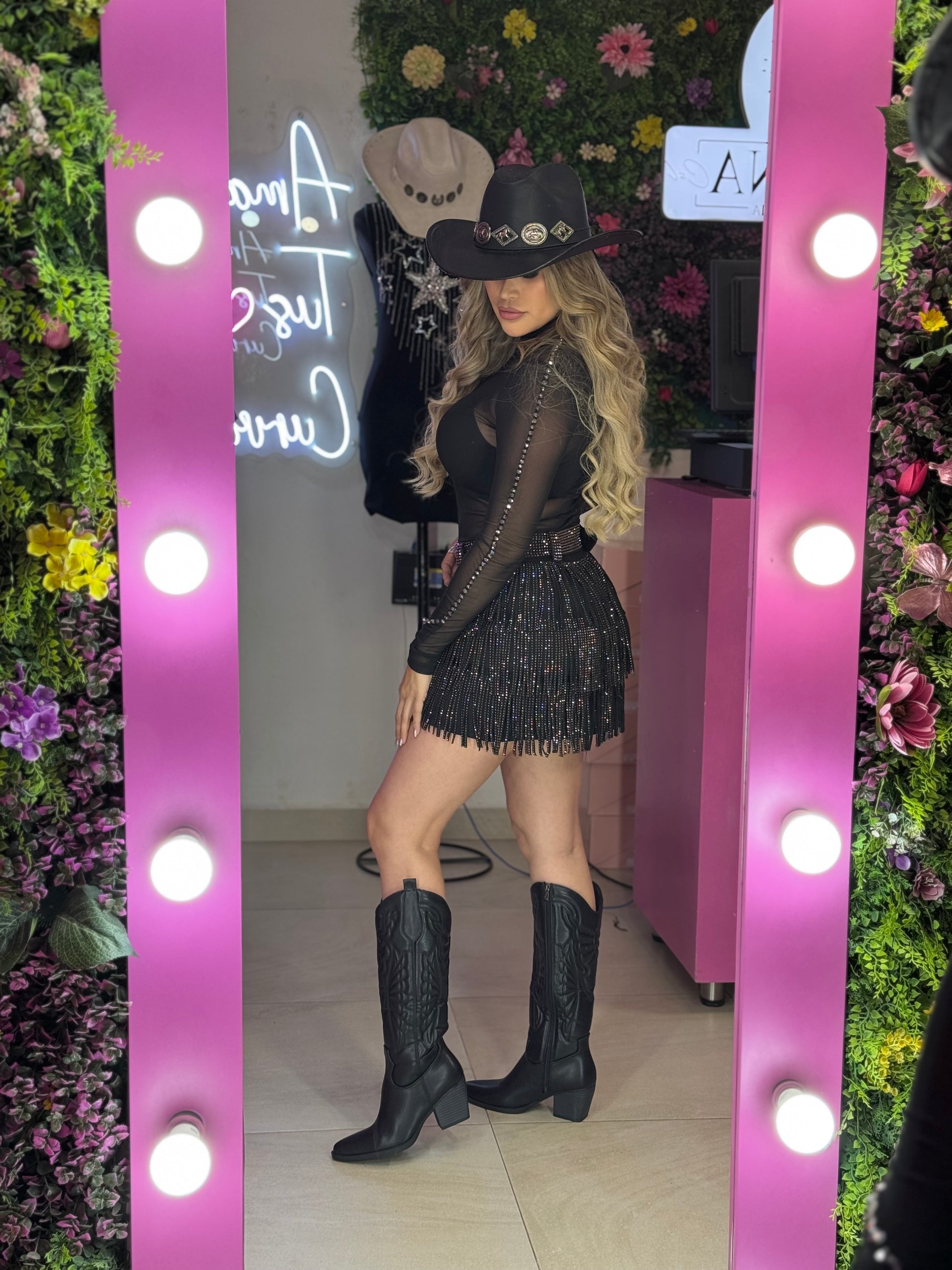 Blusa mesh negra con brillos en la manga