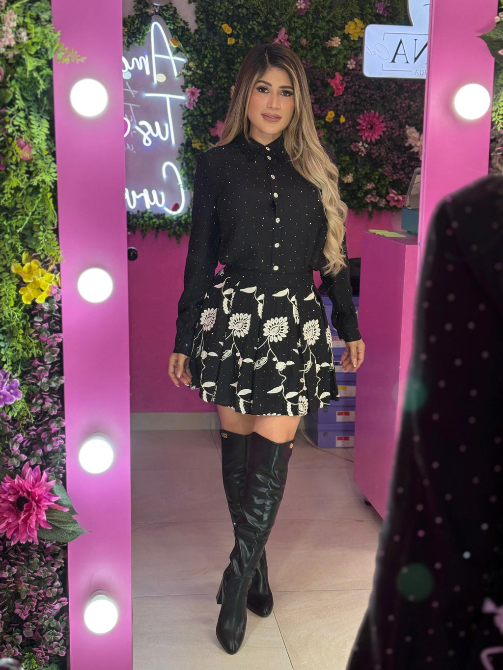 Set negro con brillos y bordado blanco