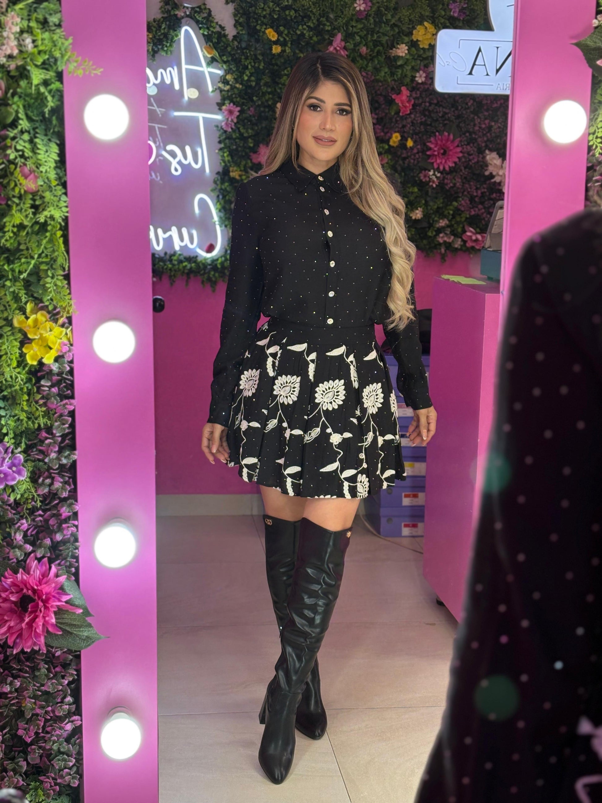 Set negro con brillos y bordado blanco