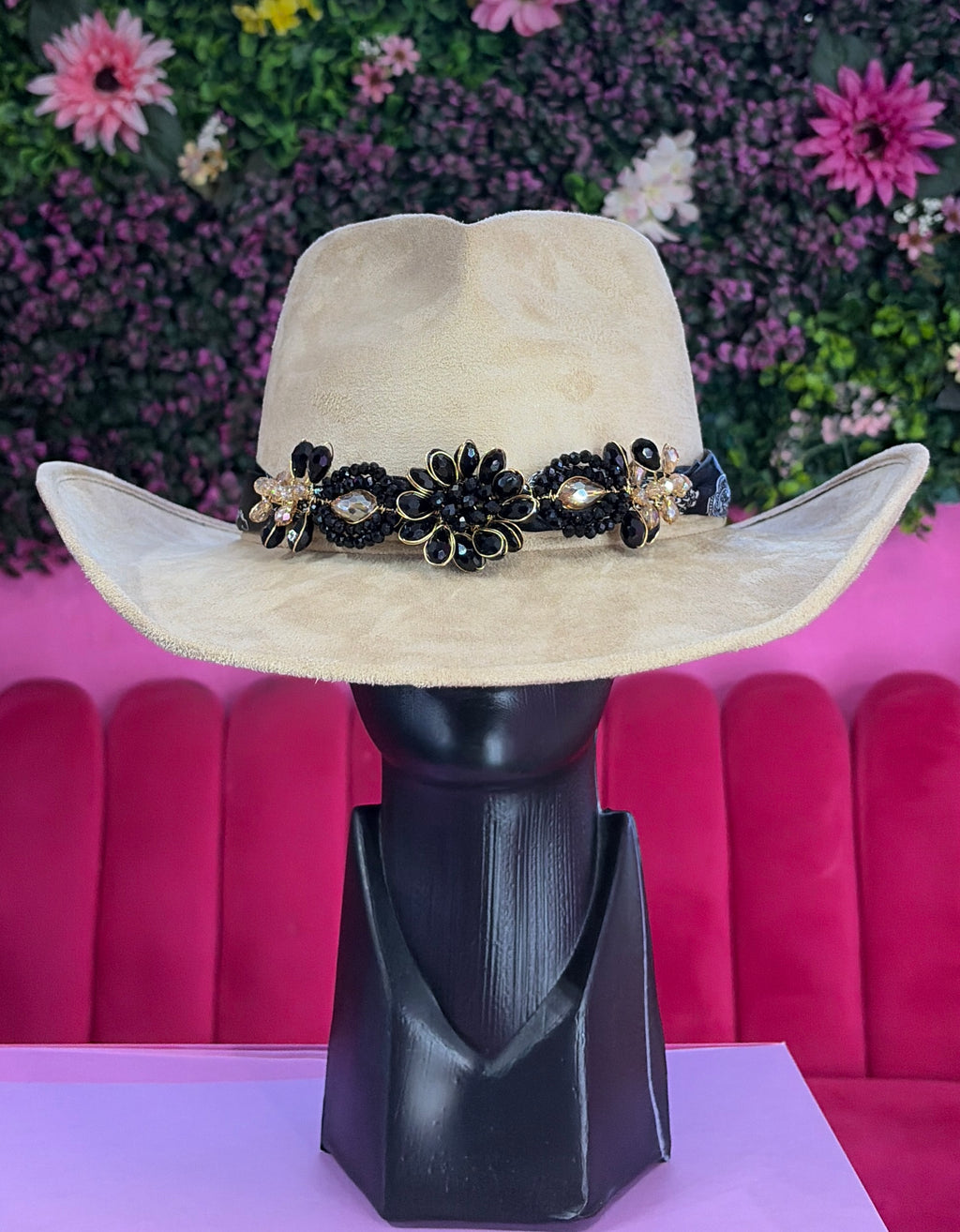 Sombrero beige gamuza de corazón con pañoleta negra