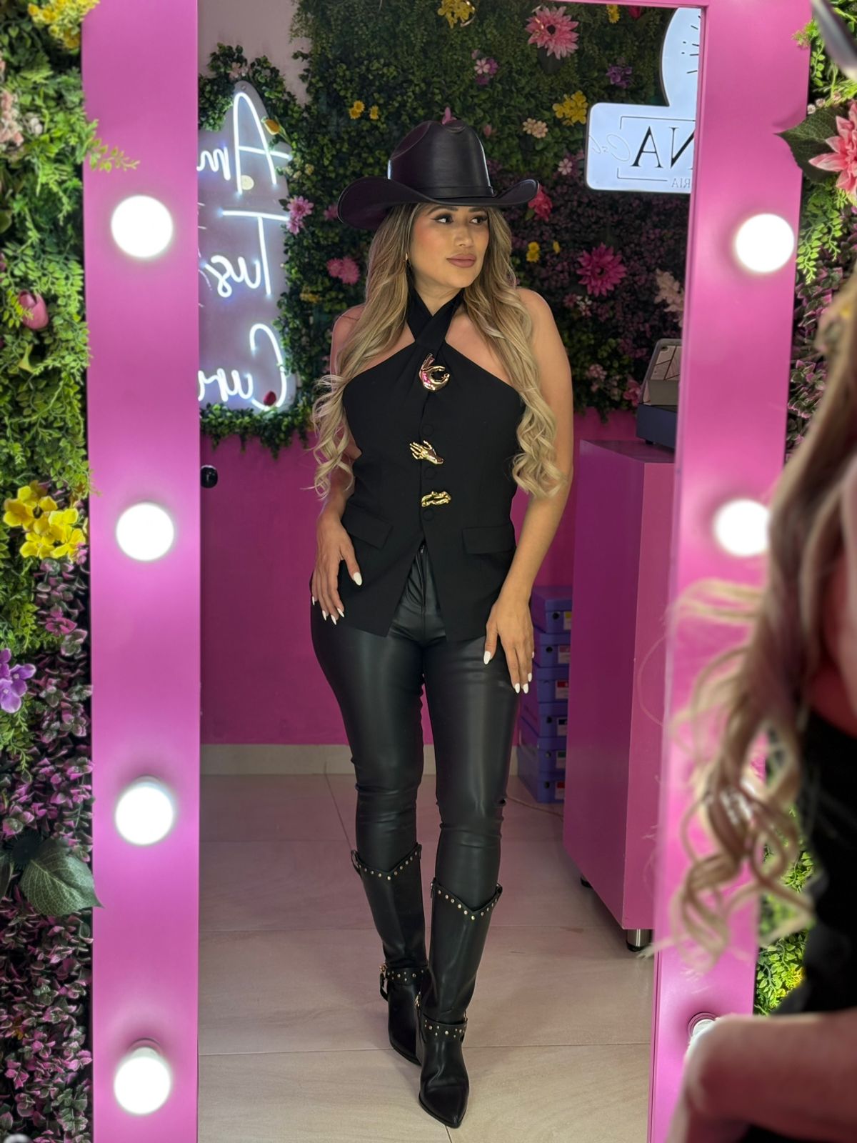 Blusa negra con apliques dorados