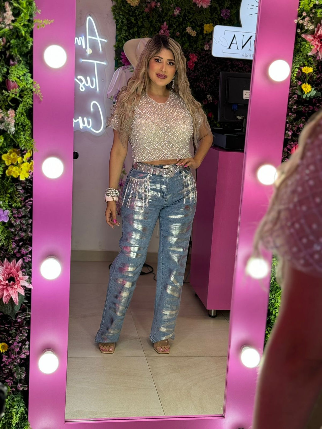 Pantalón metálico con brillos y cadena
