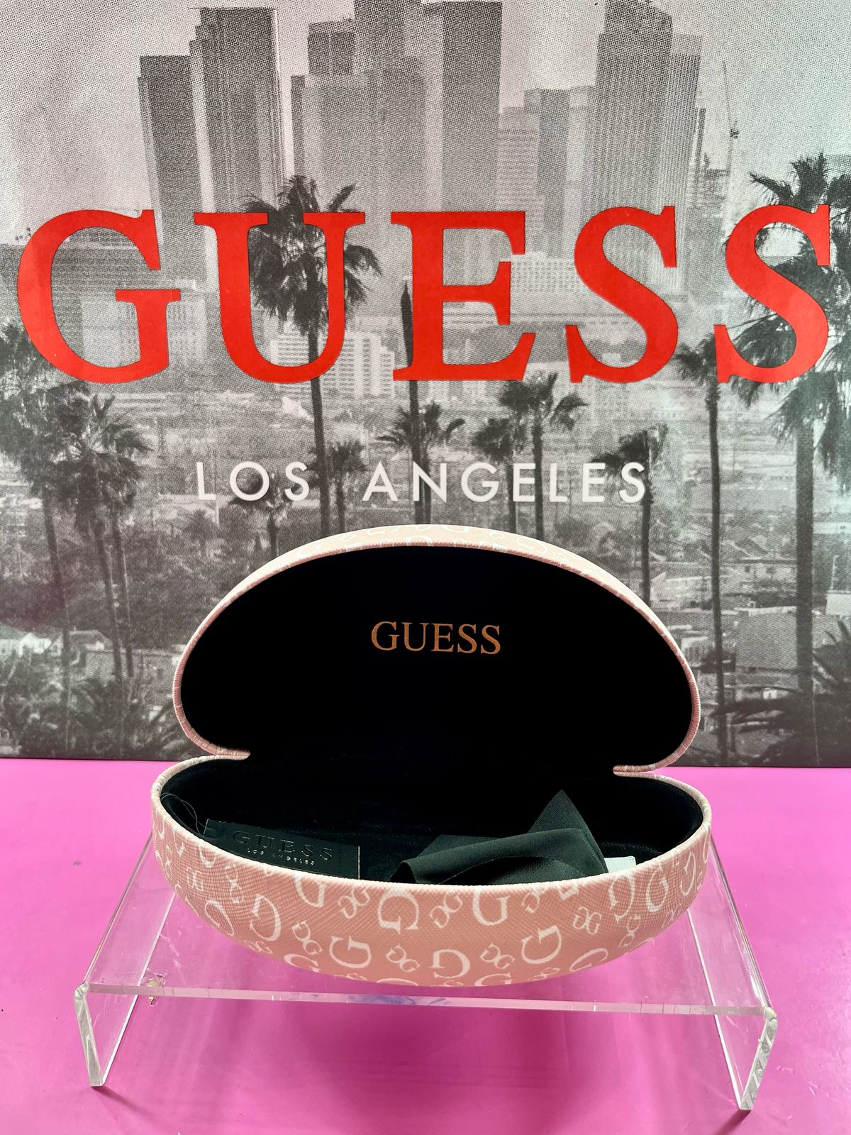 Estuche Rosa para lentes “Guess”