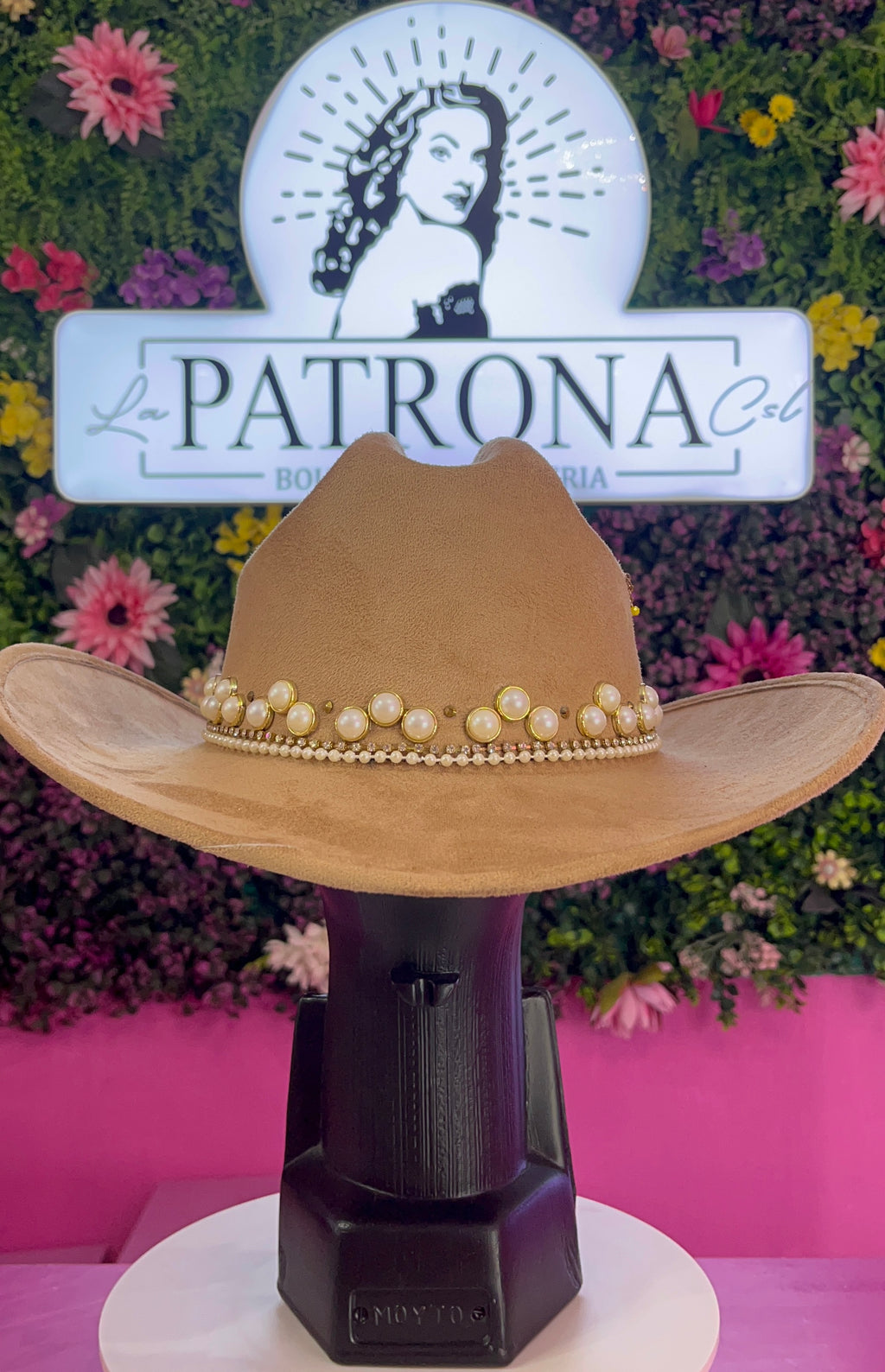 Sombrero beige decorado gamuza