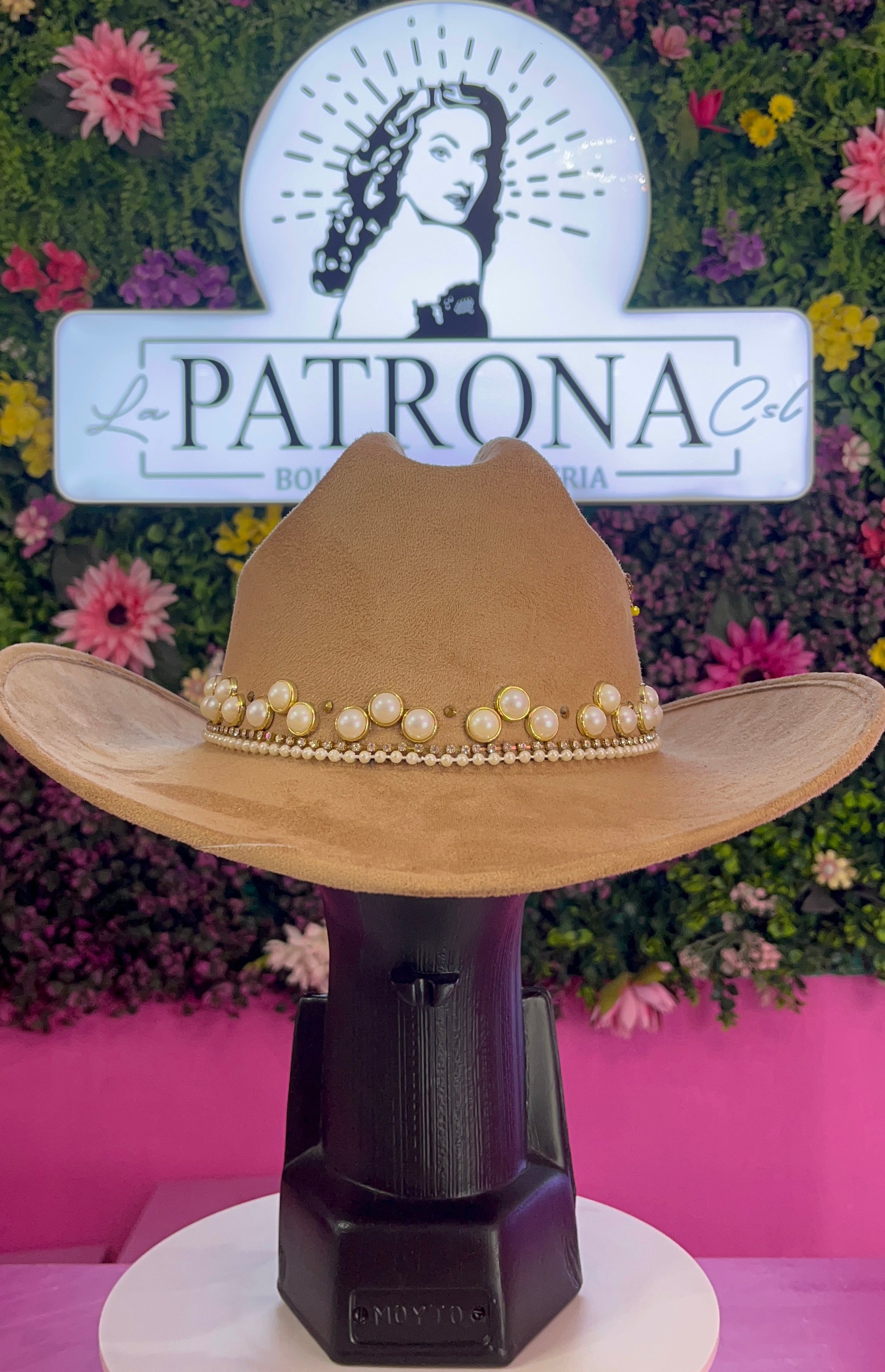 Sombrero beige decorado gamuza