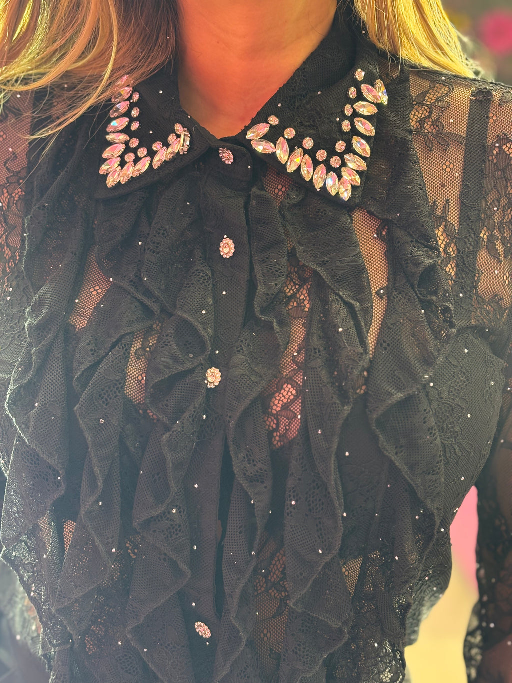 Blusa negrq de encaje con brillos