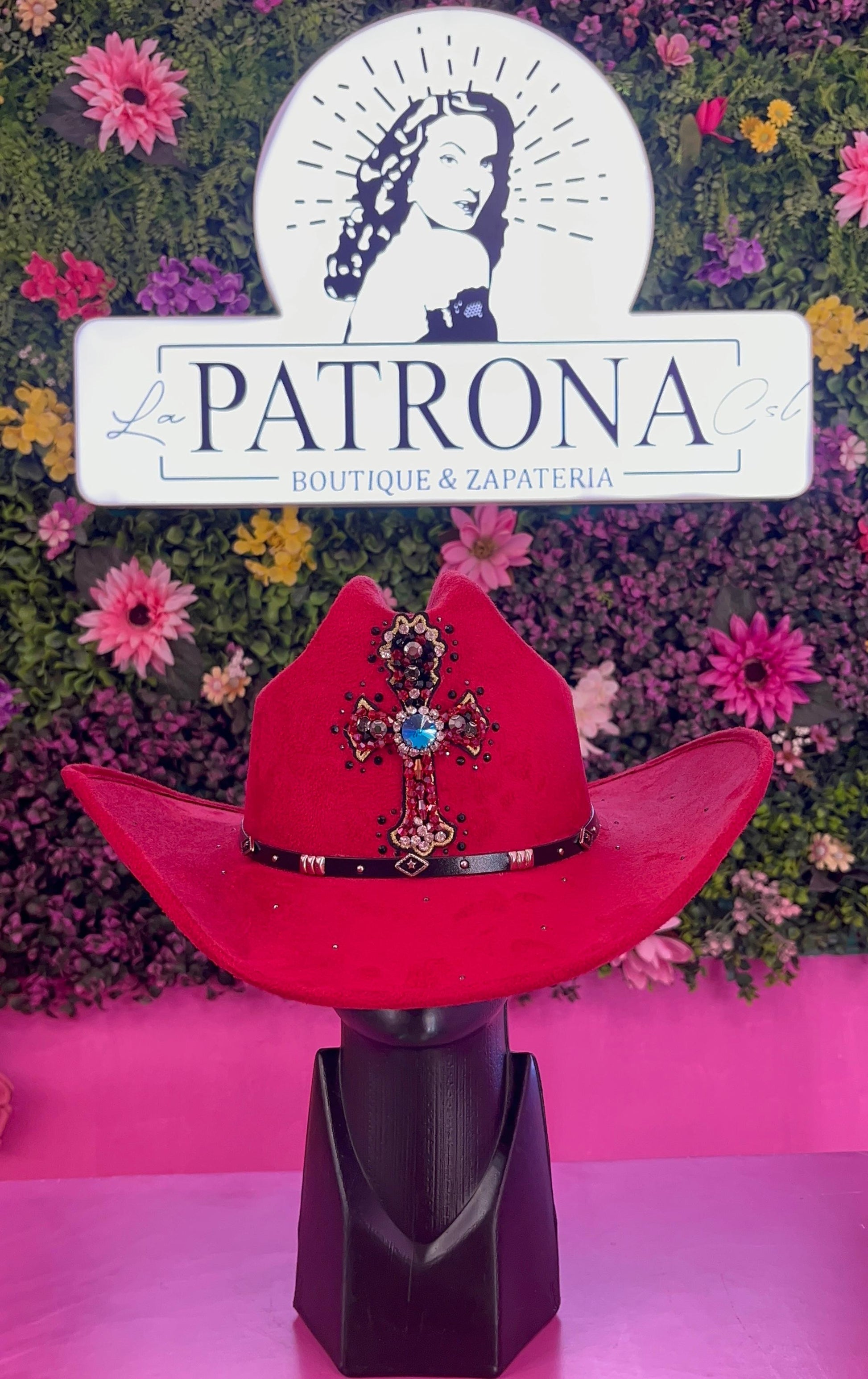 Sombrero rojo de gamuza con brillos negros