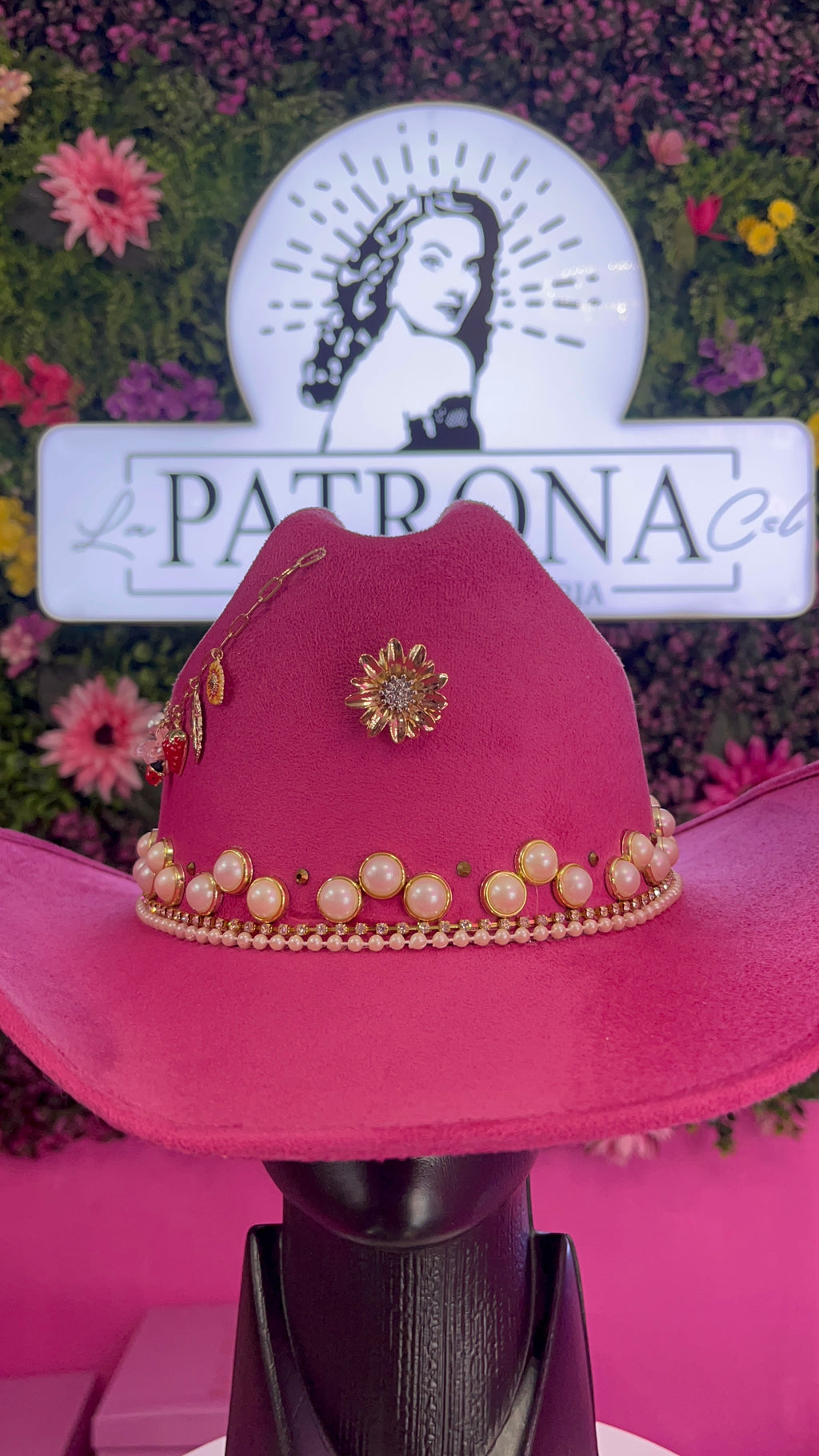 Sombrero rosa fucsia decorado