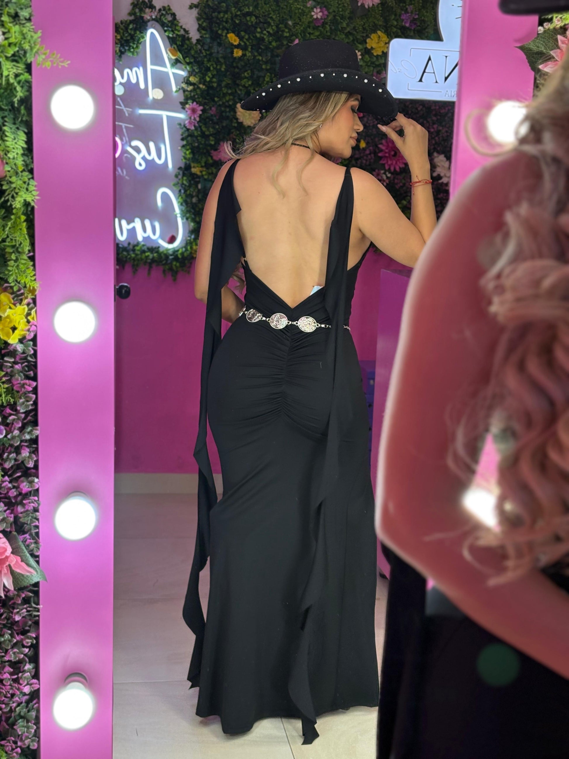 Vestido negro con olan