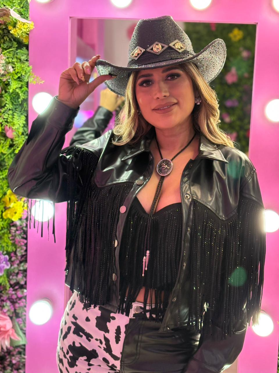 Chamarra negra de barbas