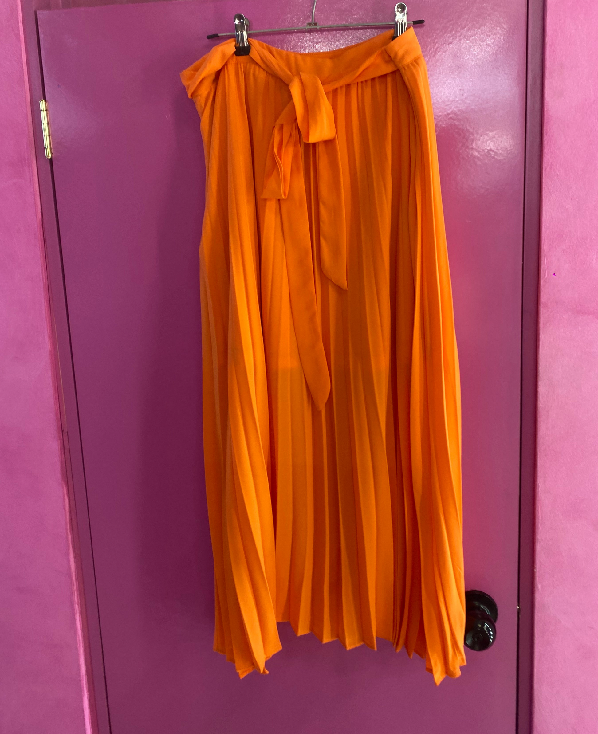 Falda naranja larga