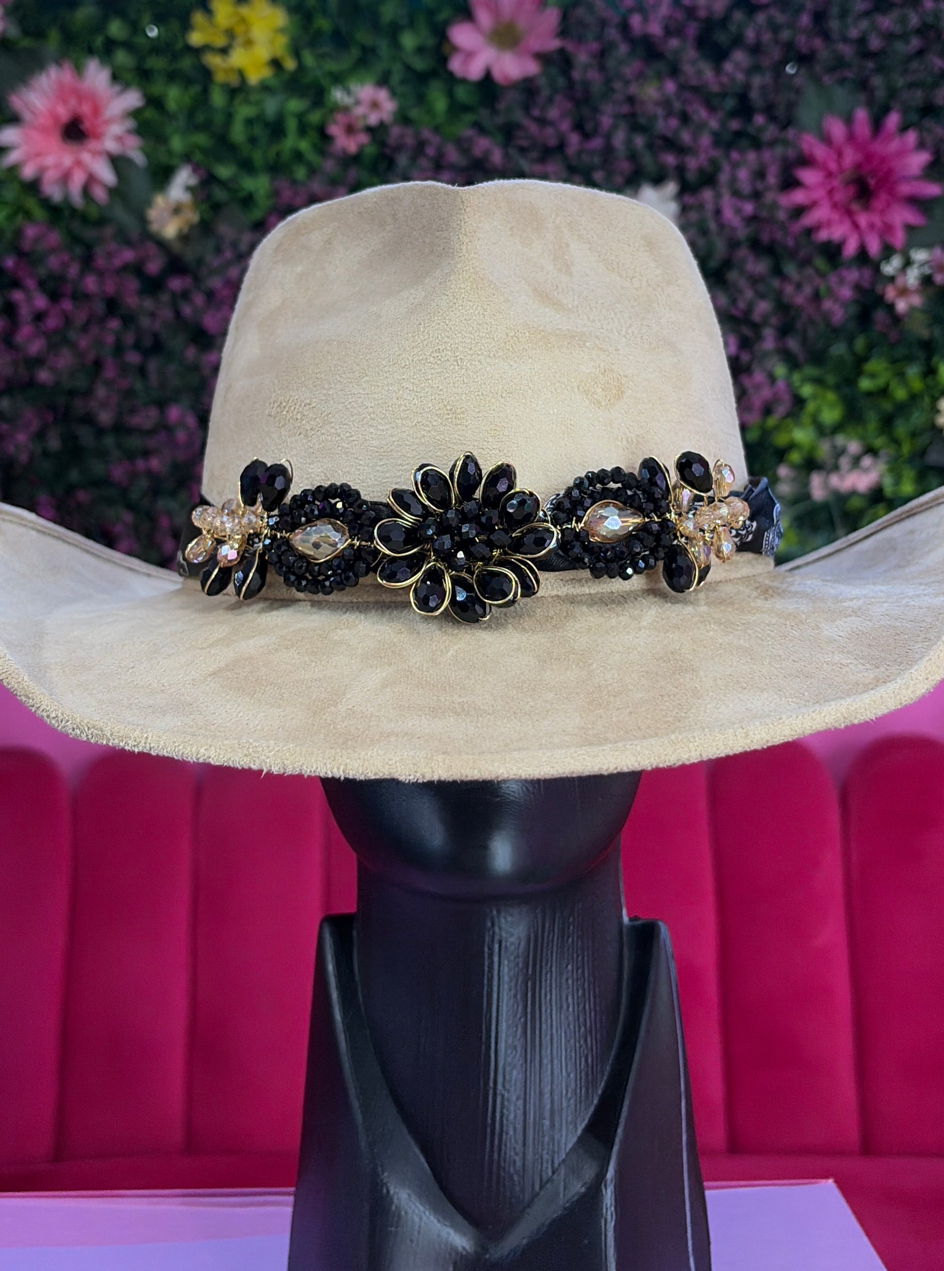 Sombrero beige gamuza de corazón con pañoleta negra