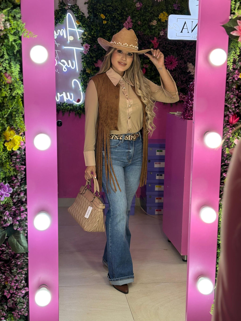 Chaleco café de gamuza con barbas largas