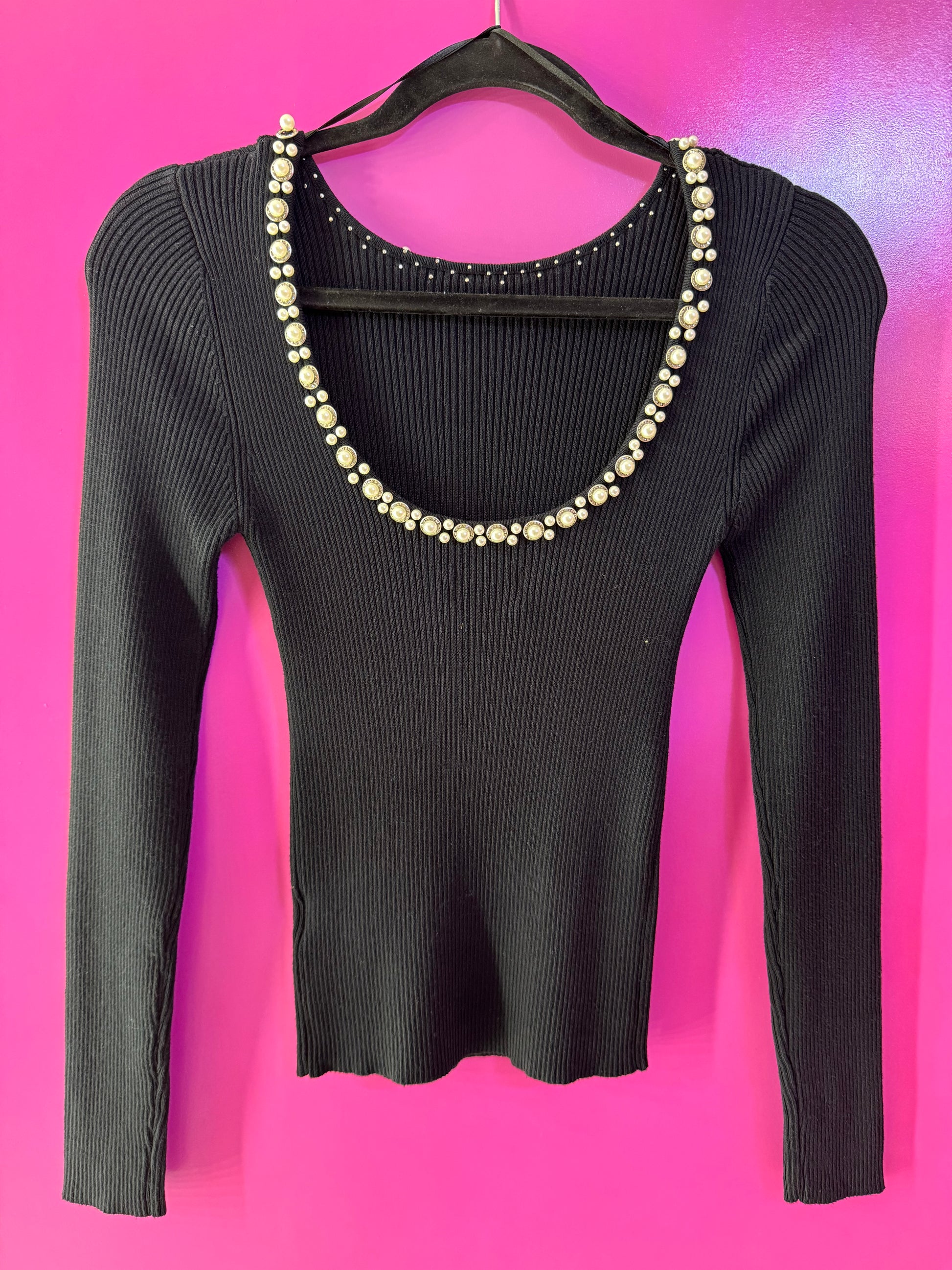 Blusa negra con perlas