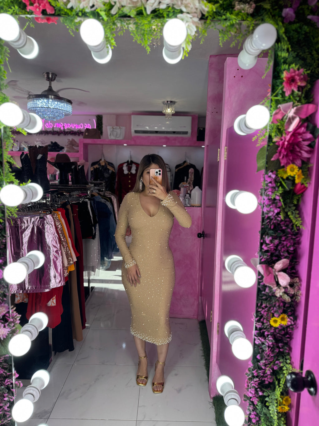 Vestido dorado con perlas y brillos