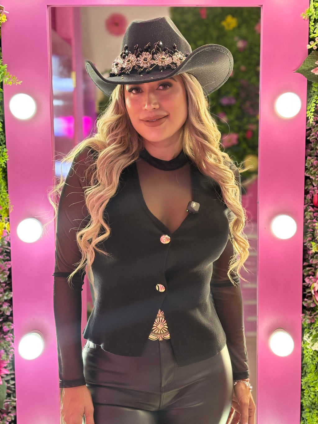 Chaleco negro con botones dorados