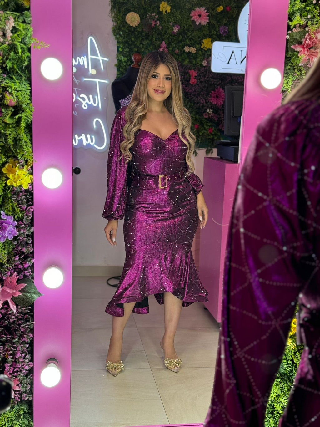 Vestido magenta corte sirena con brillos.