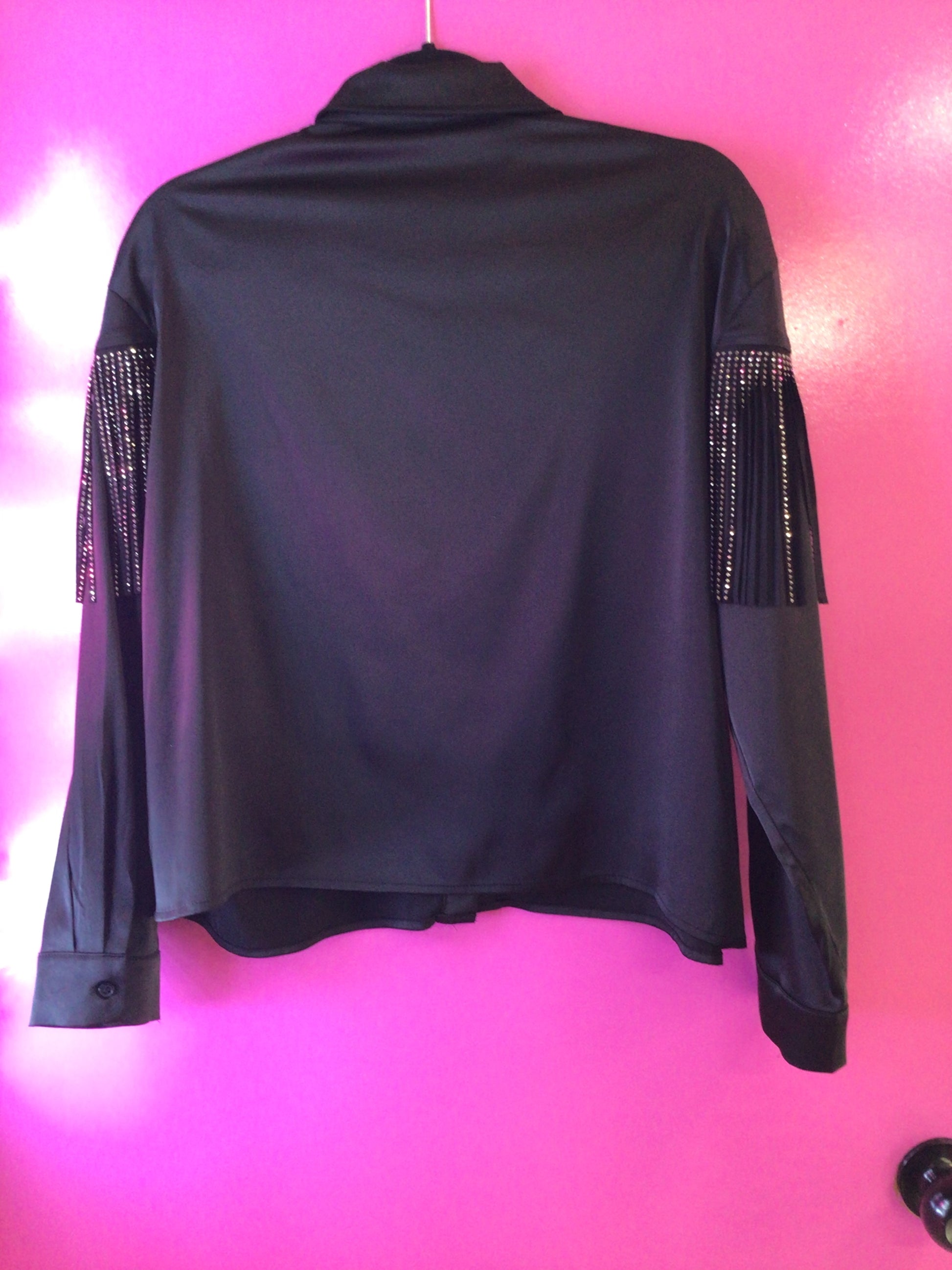 Camisa negra con barbas y brillos