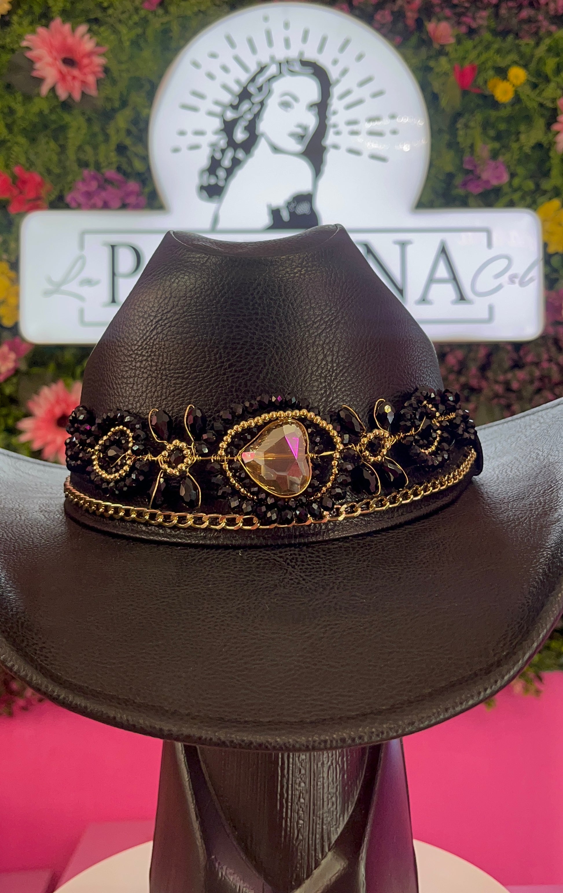 Sombrero negro de vinipiel con apliques