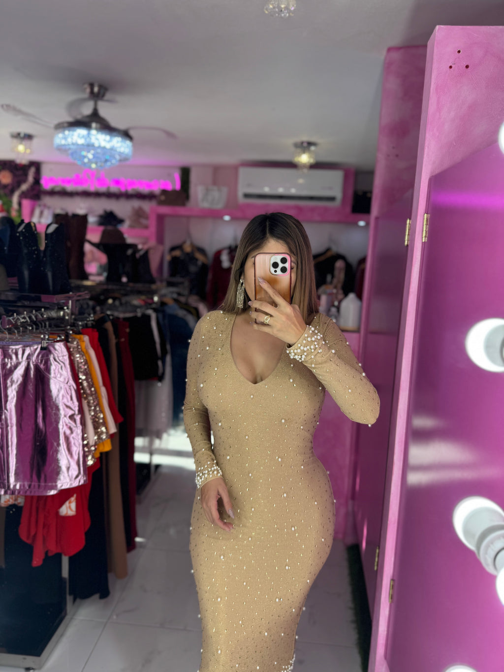Vestido dorado con perlas y brillos