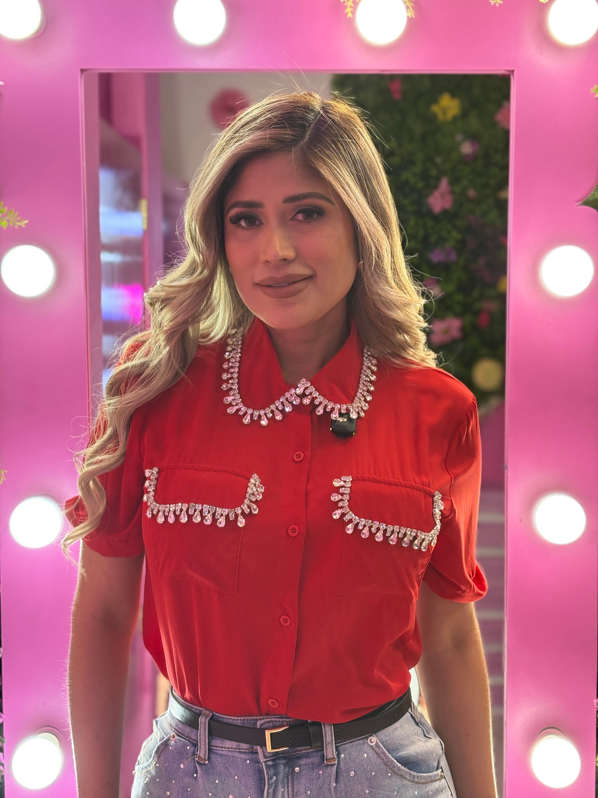 Camisa roja con apliques plateados