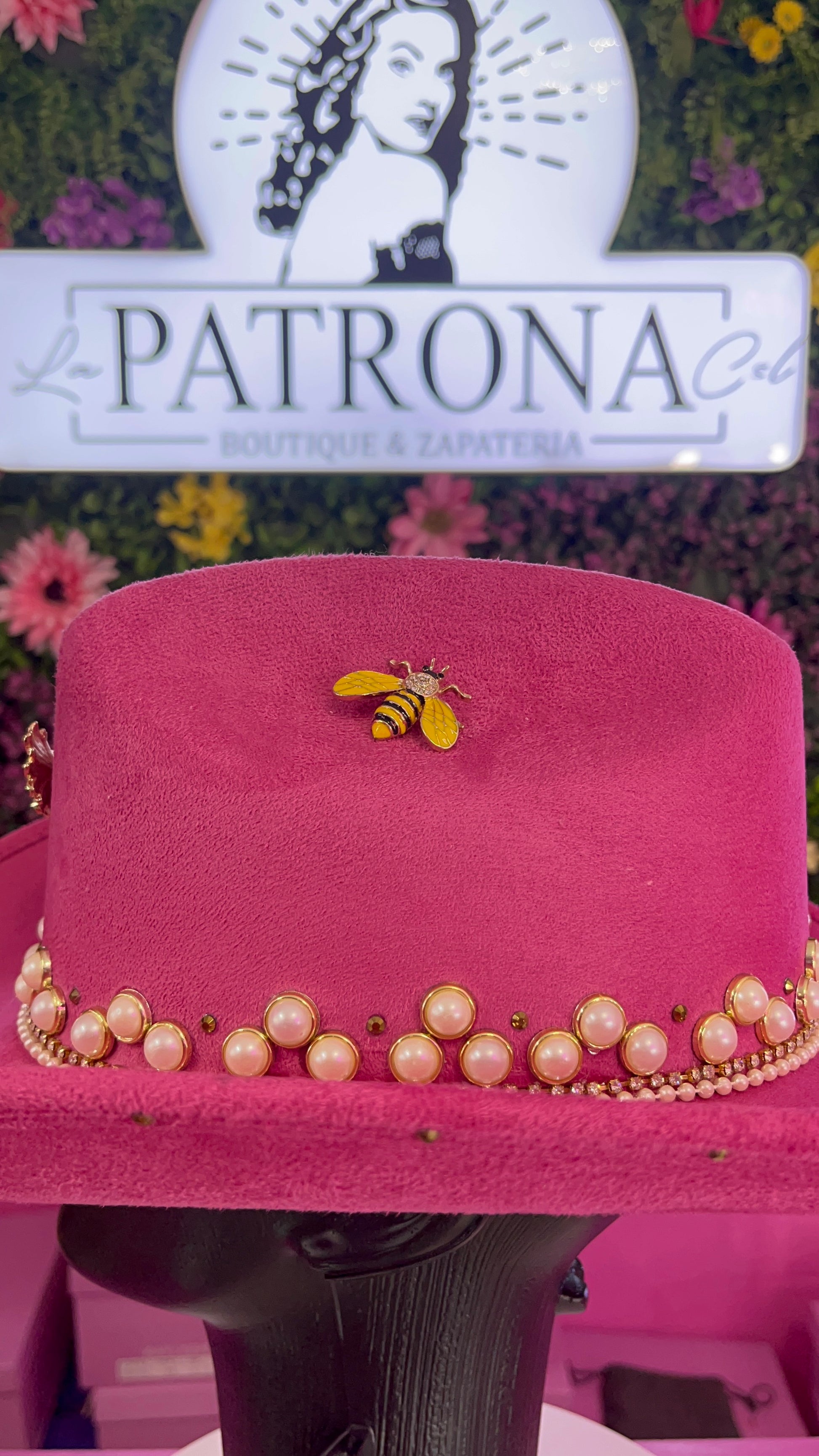Sombrero rosa fucsia decorado