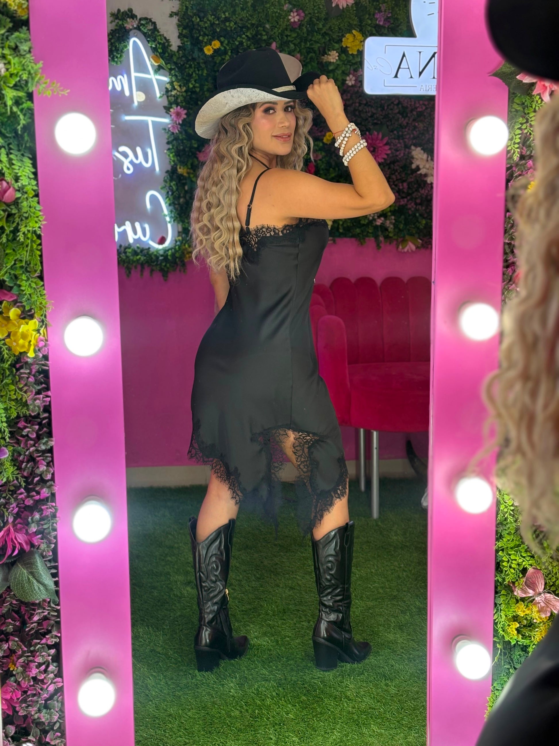 Vestido negro satinado asimétrico