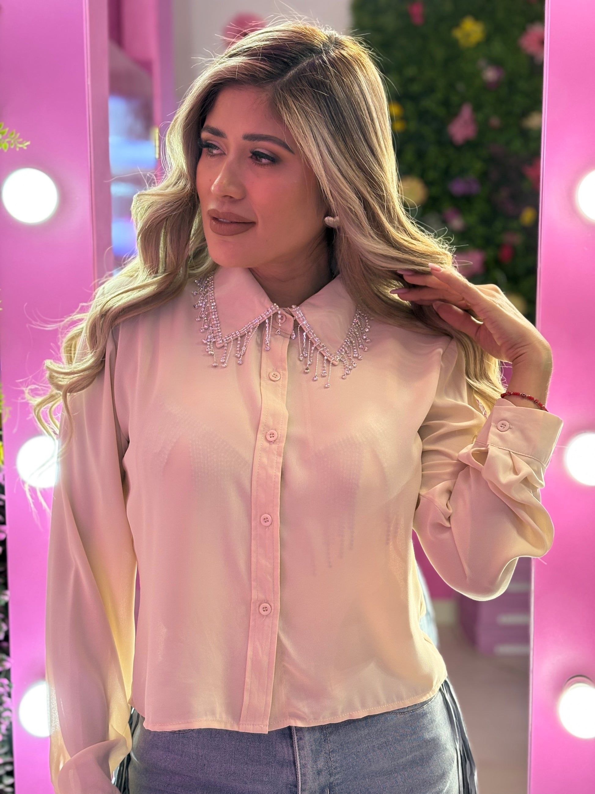 Camisa beige con apliques plateados