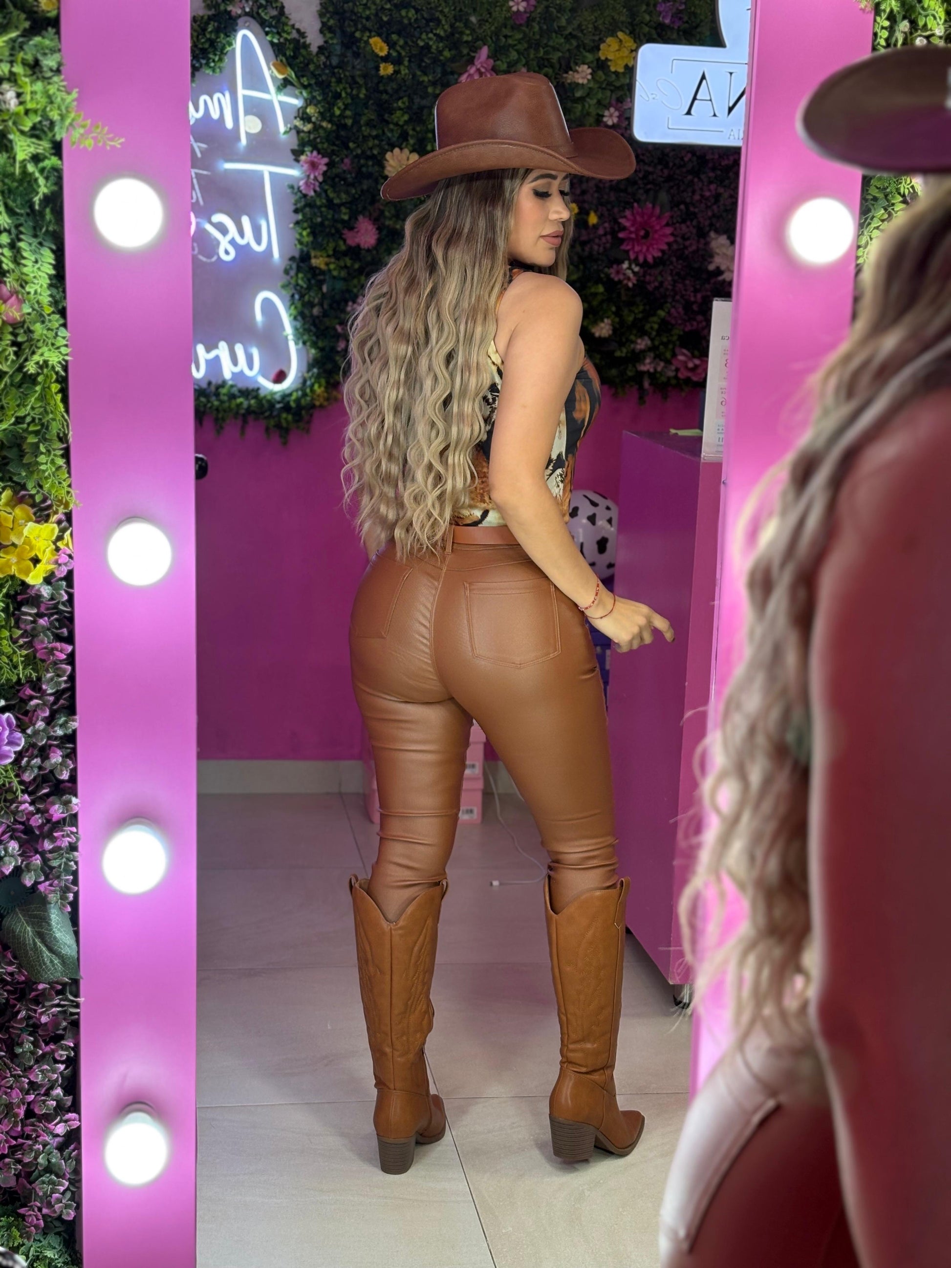 Pantalón camel de vinipiel