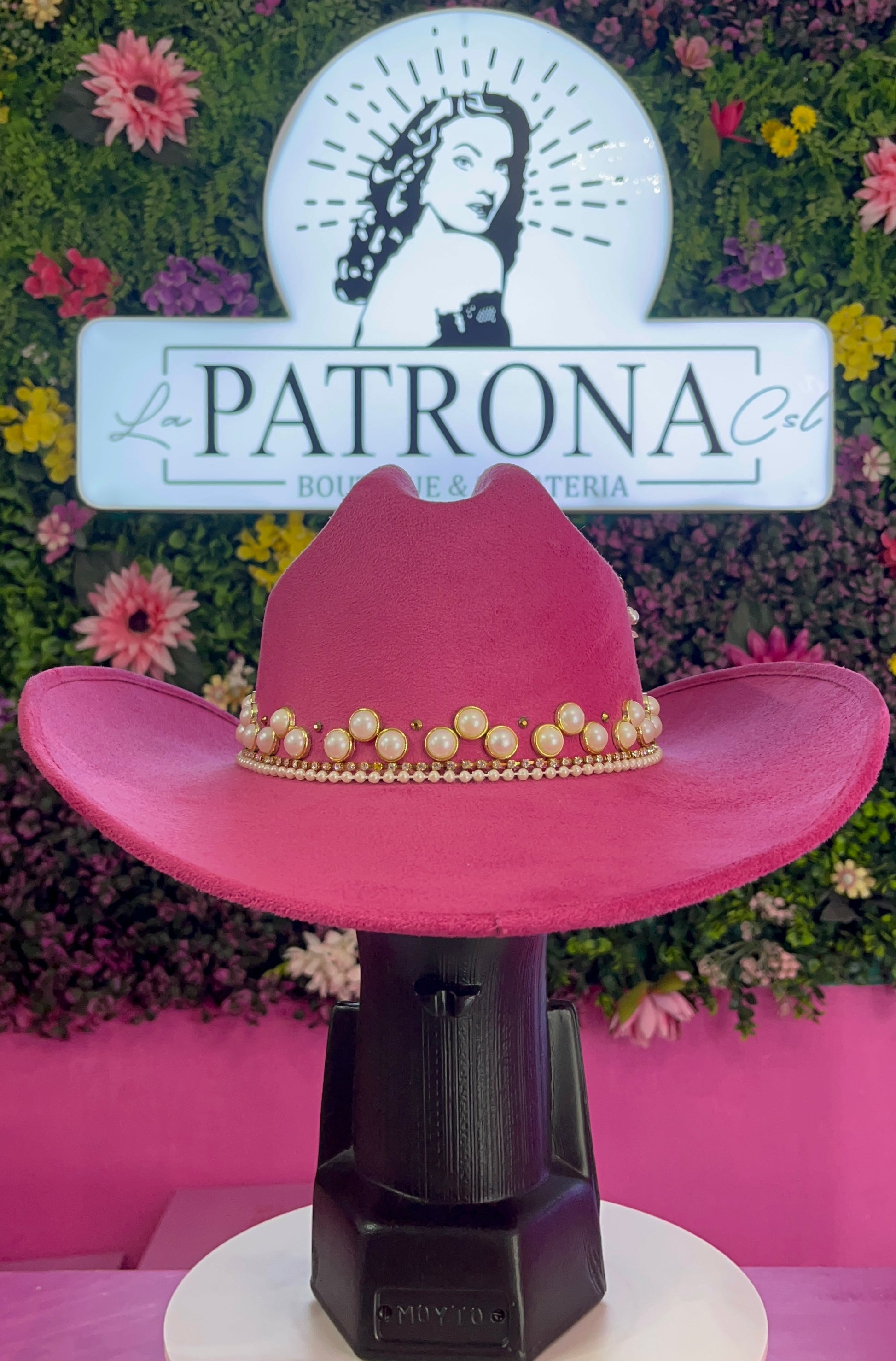Sombrero rosa fucsia decorado