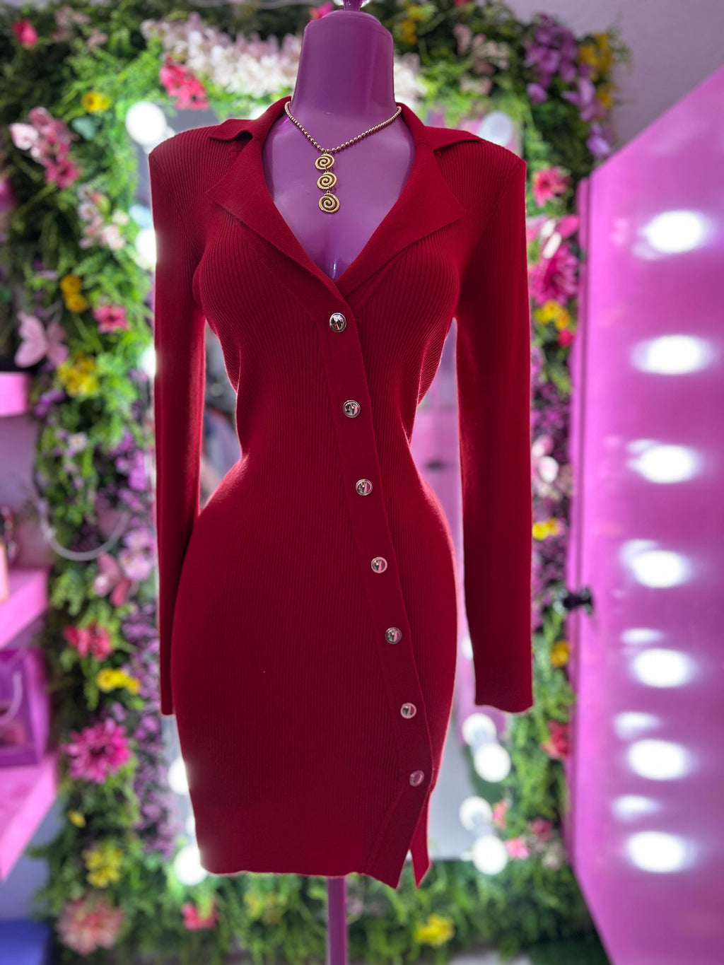 Vestido rojo con botones dorados
