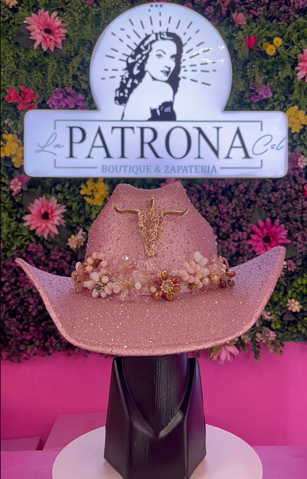 Sombrero rosa con pedrería y cuernuda