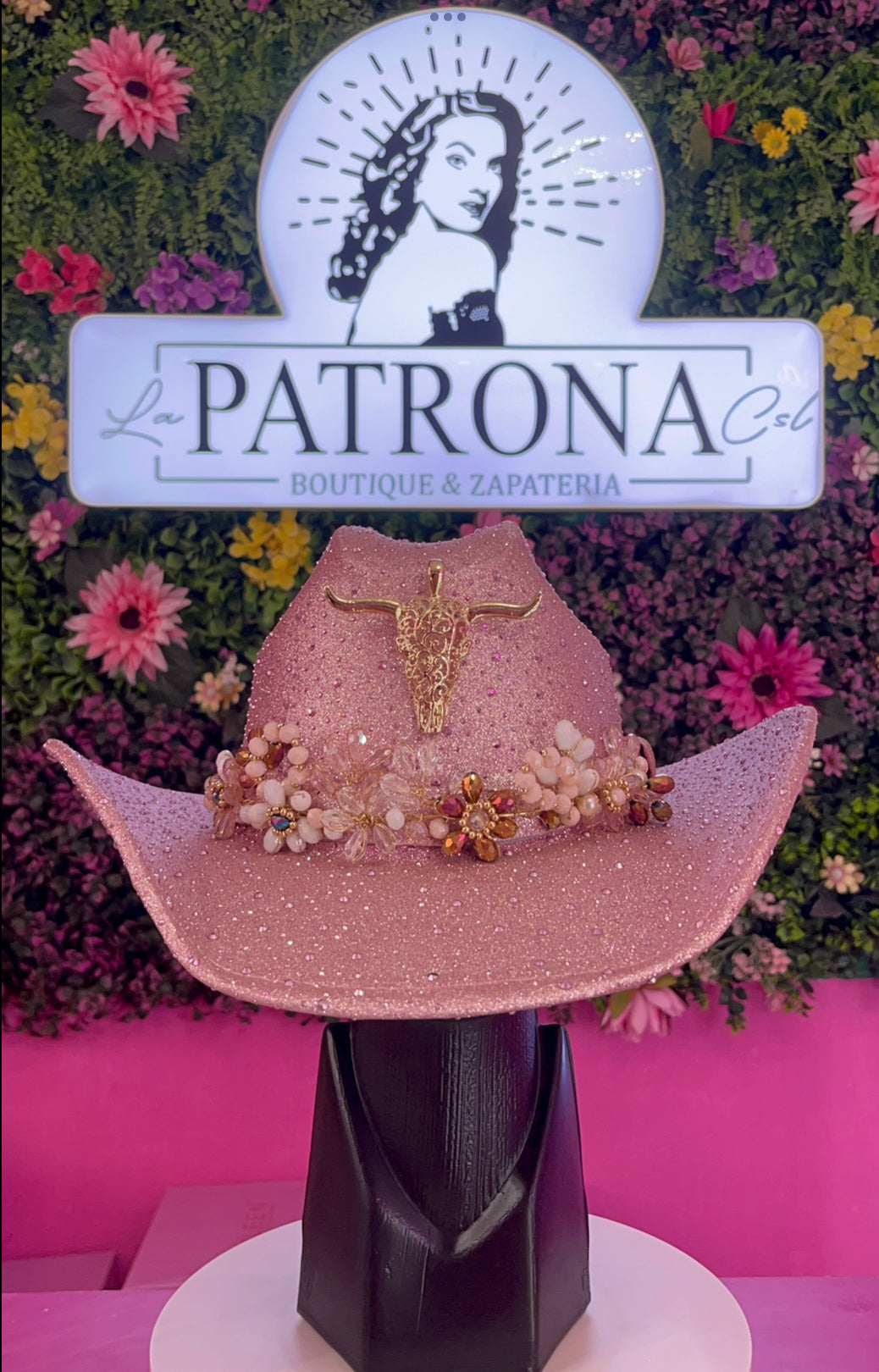 Sombrero rosa con pedrería y cuernuda