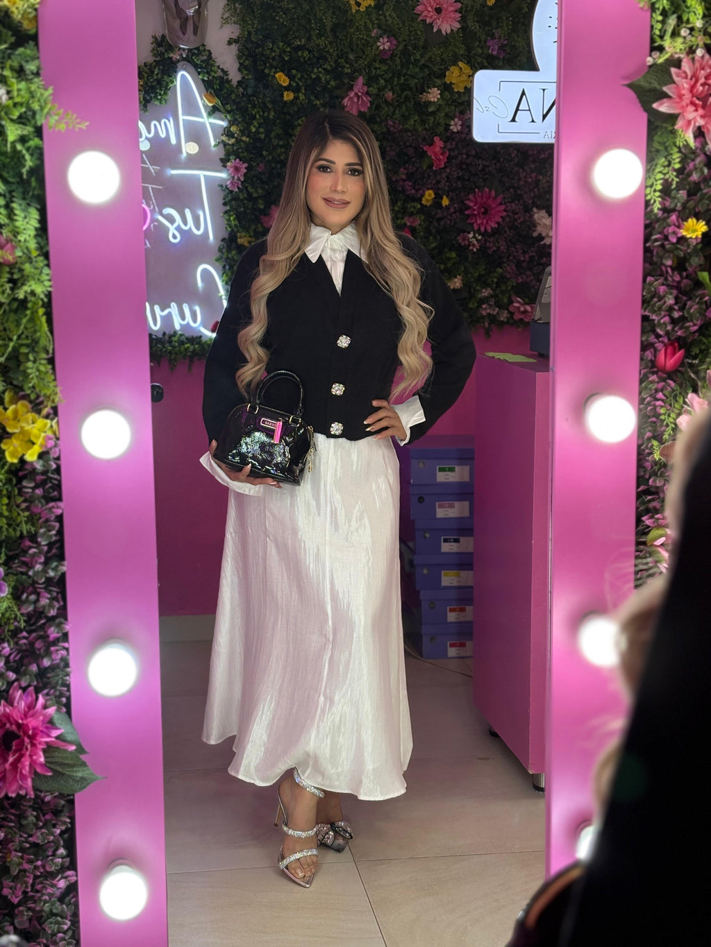 Set de suéter negro y falda larga blanca