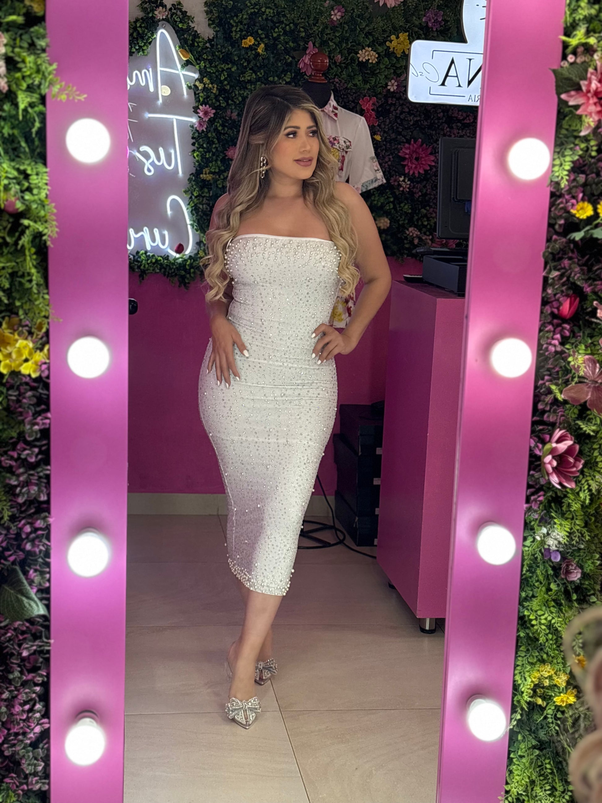 Vestido de estraple blanco con perlas.