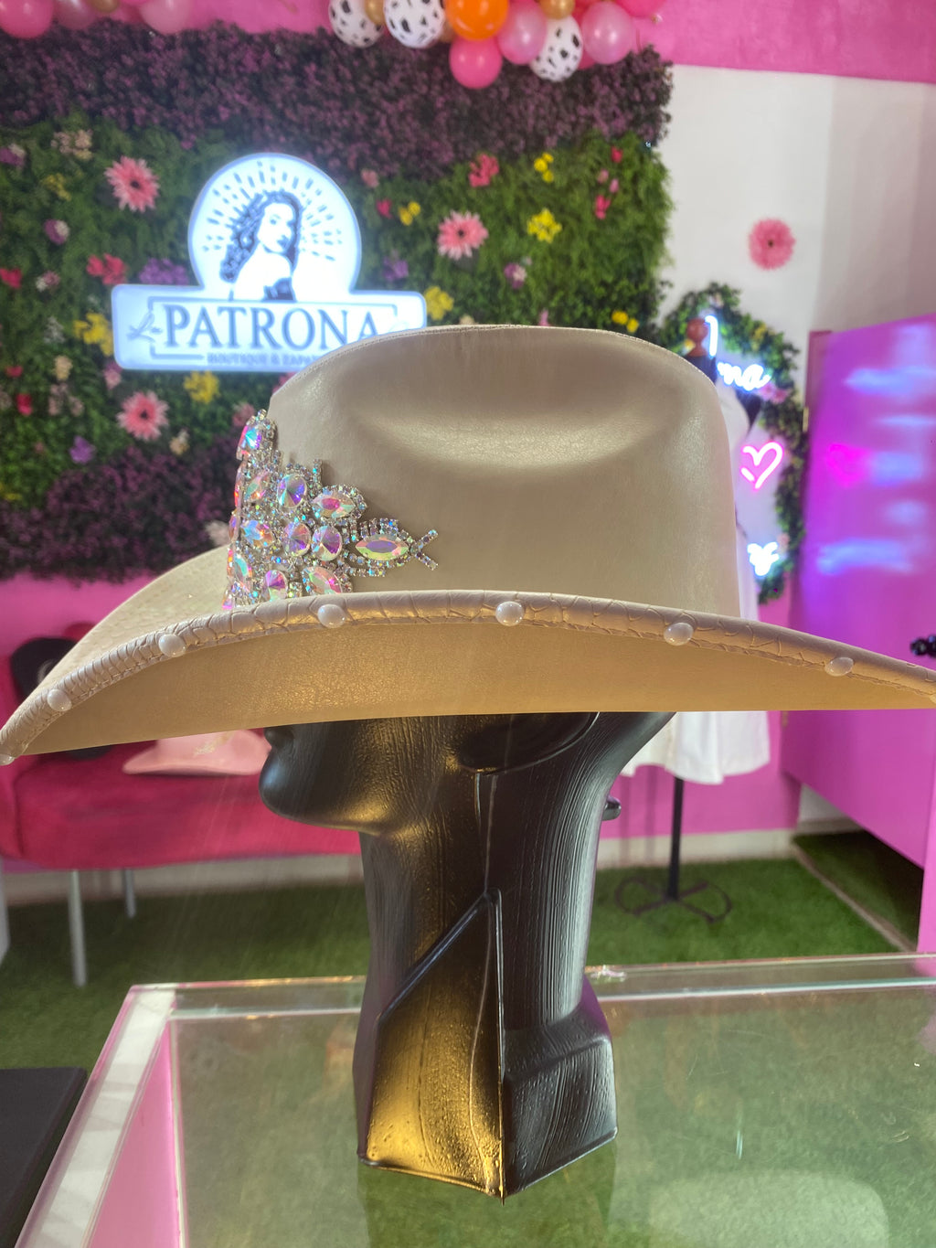 Sombrero beige con tocado tornasol