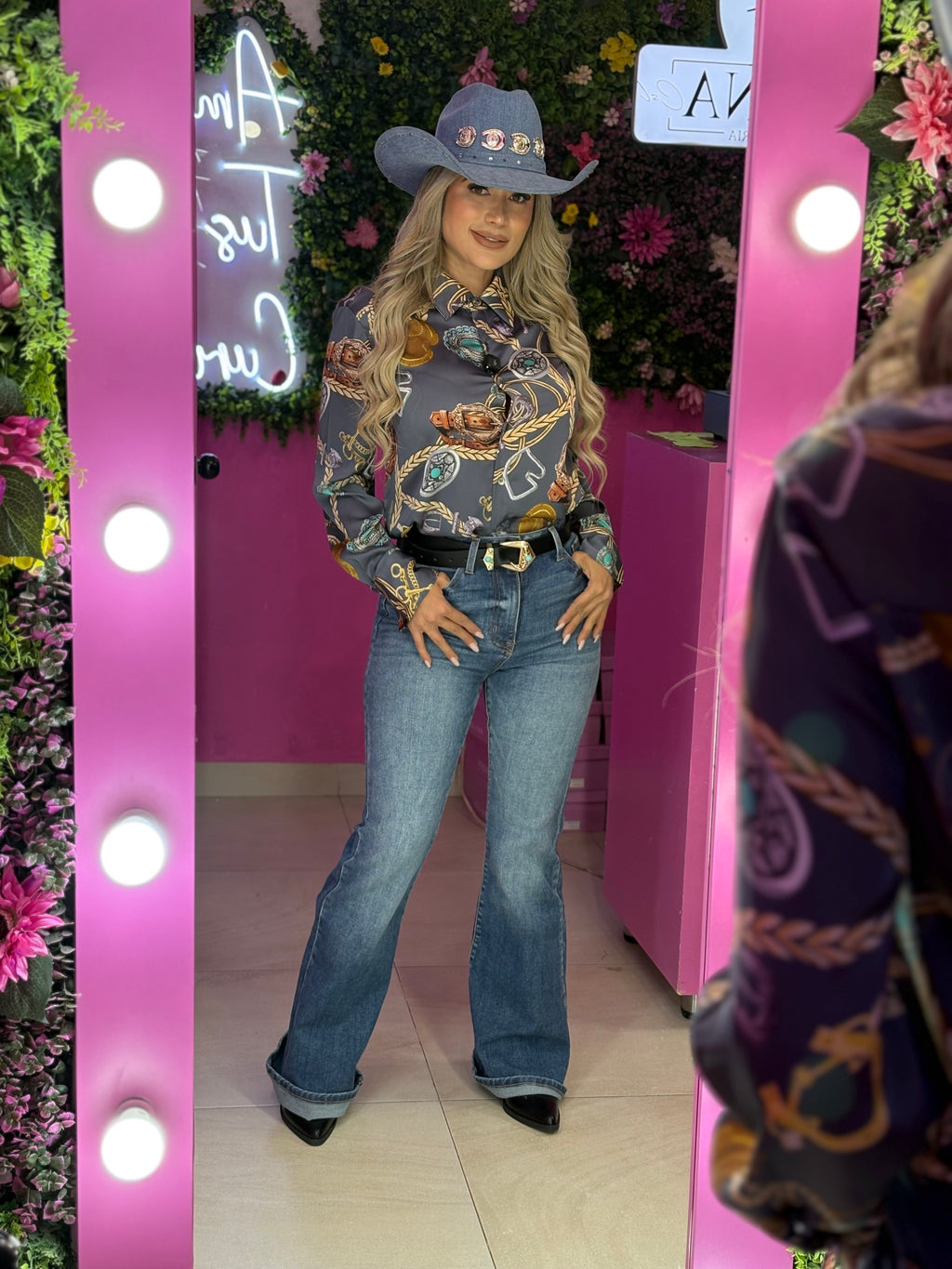 Camisa azul con estampado de cadenas vaquera