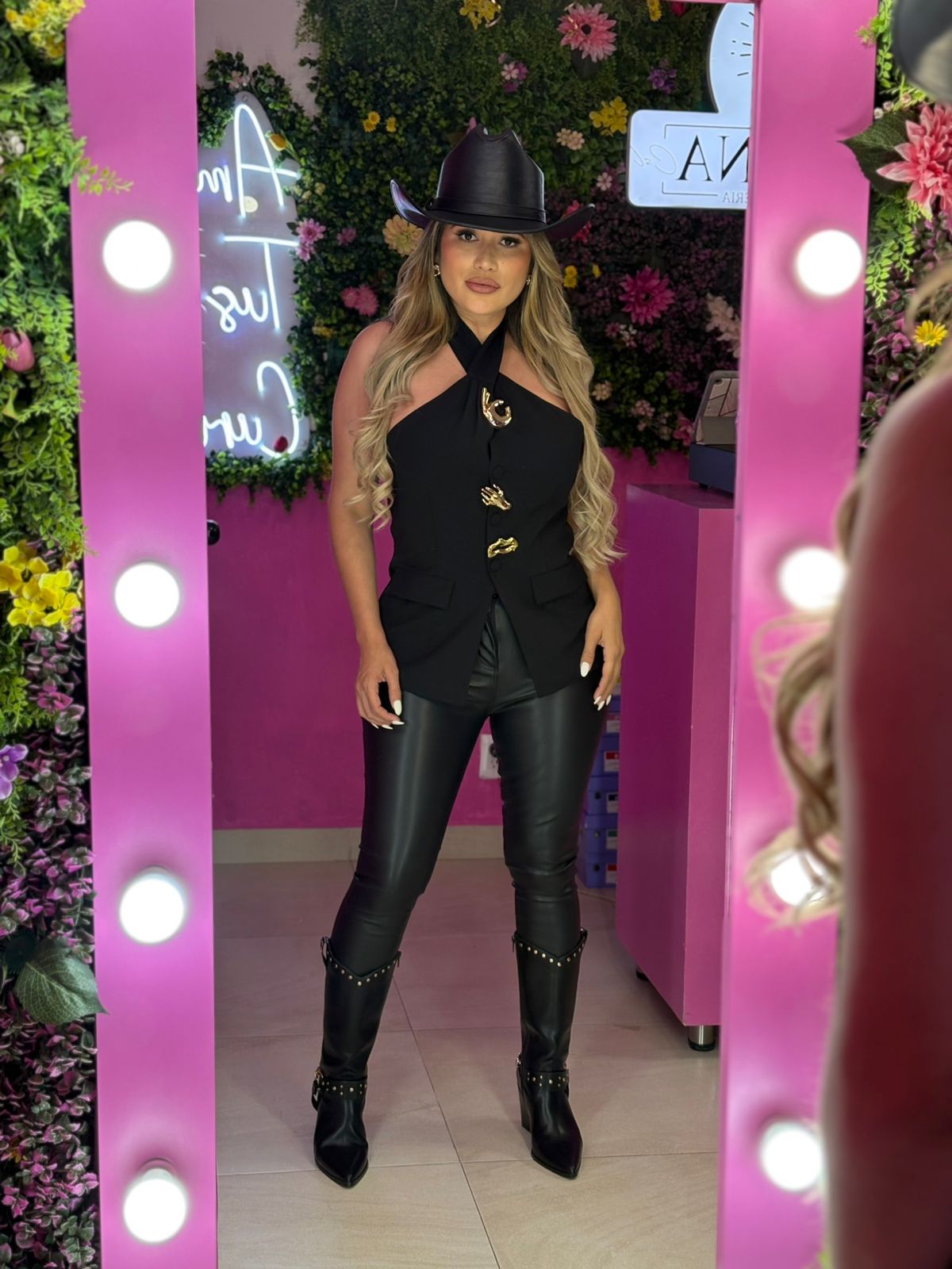 Blusa negra con apliques dorados