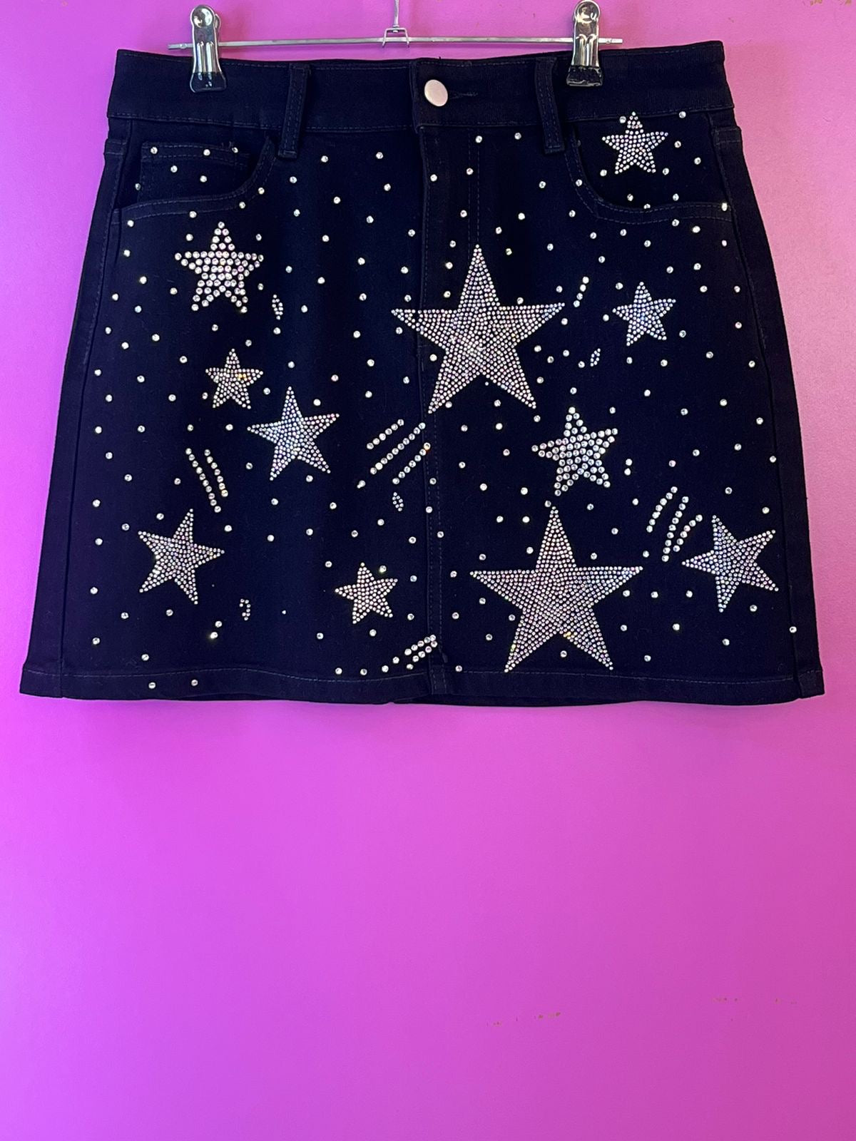 Falda negra con estrellas de pedrería plateada
