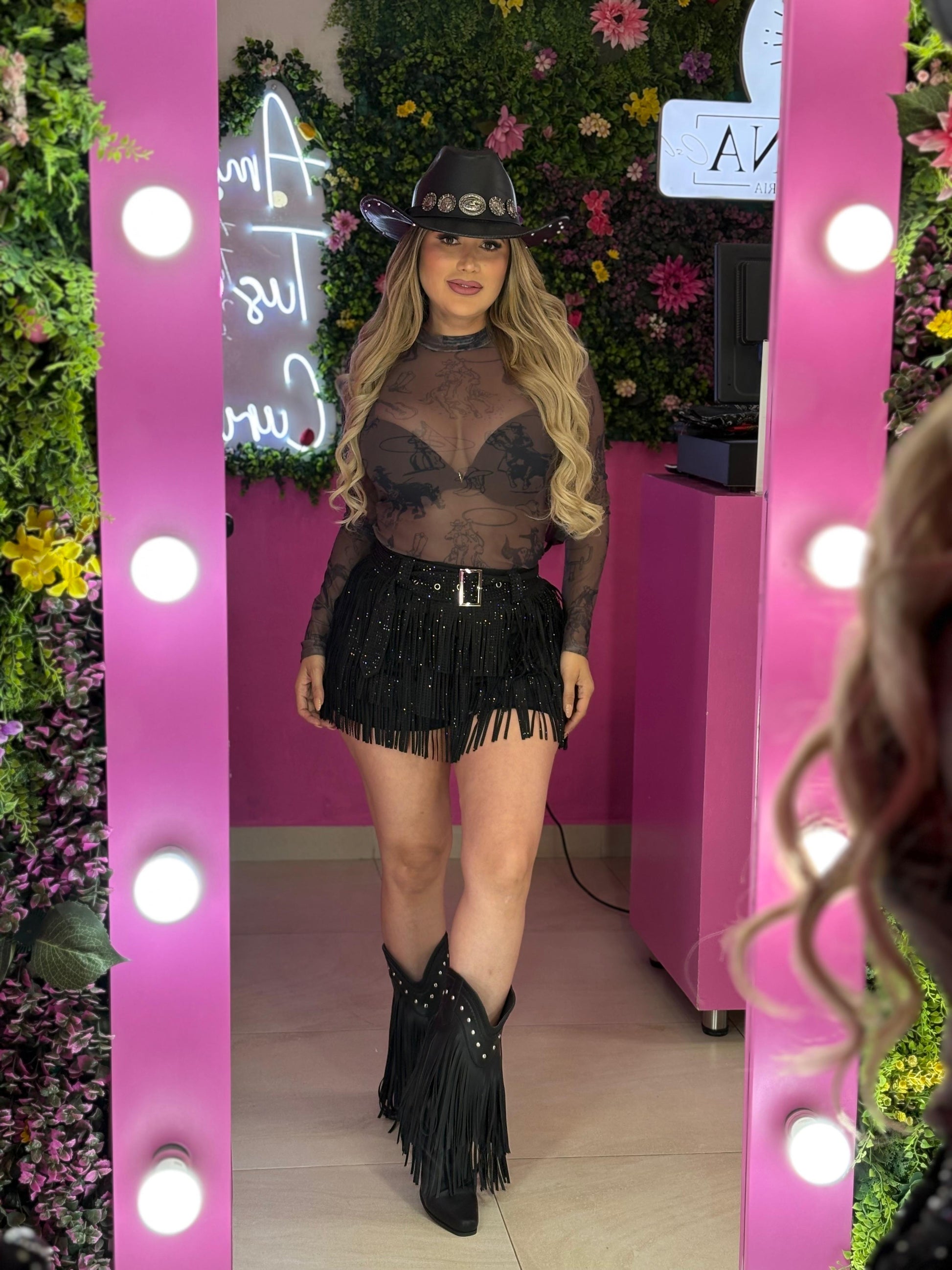 Short falda de barbas y brillos negro